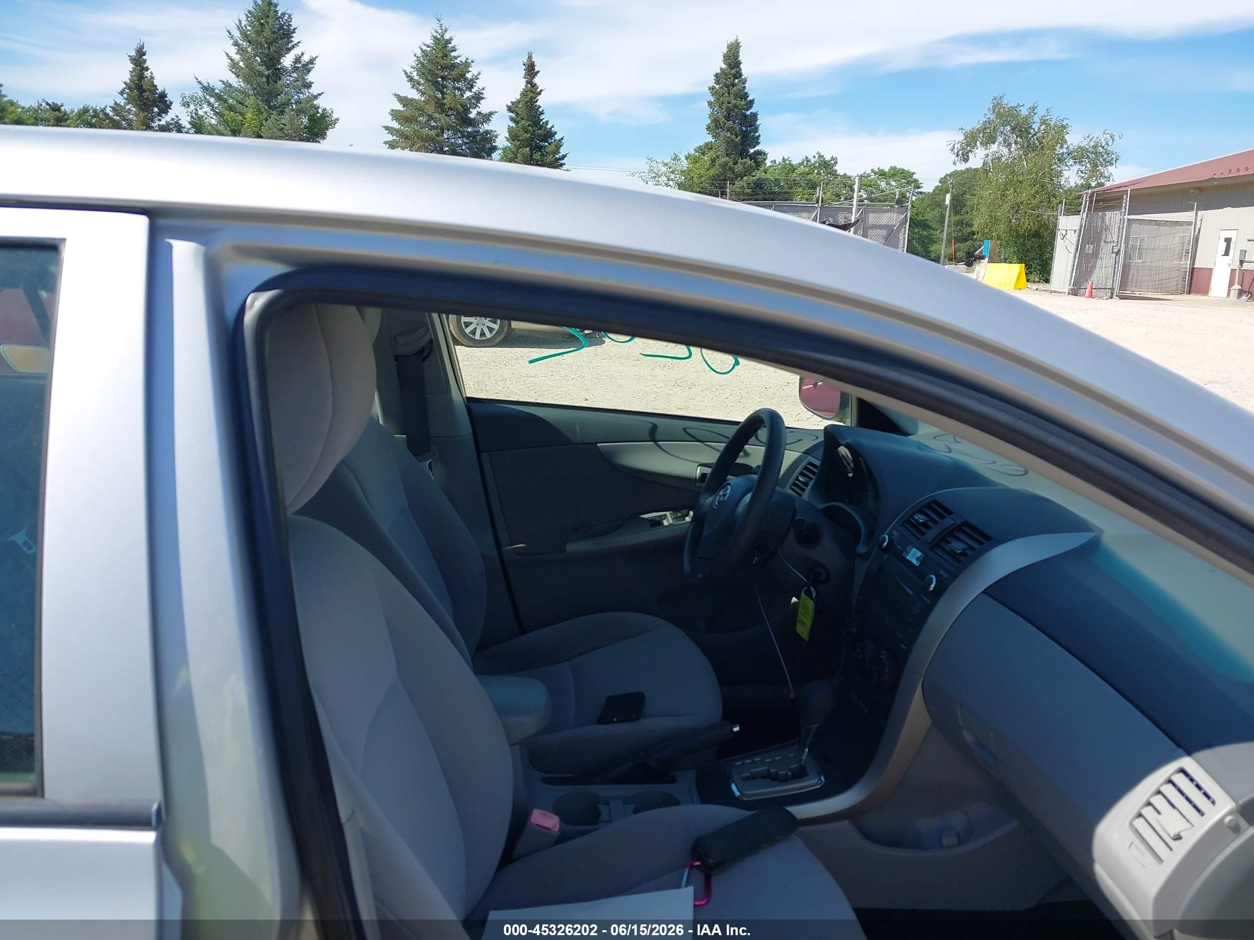 2010 Toyota Corolla Le Серебряный vin: JTDBU4EE7A9113885