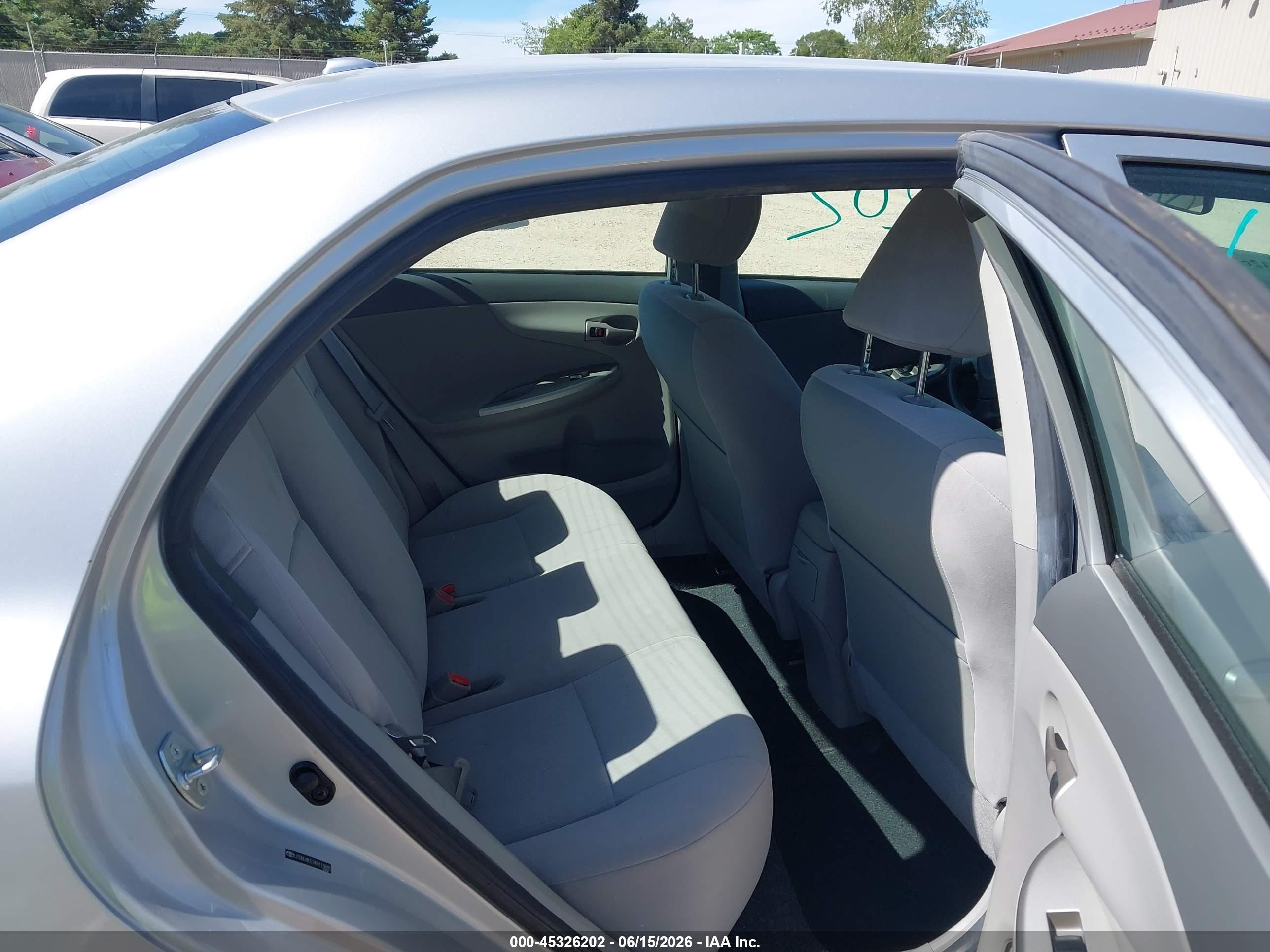 2010 Toyota Corolla Le Серебряный vin: JTDBU4EE7A9113885