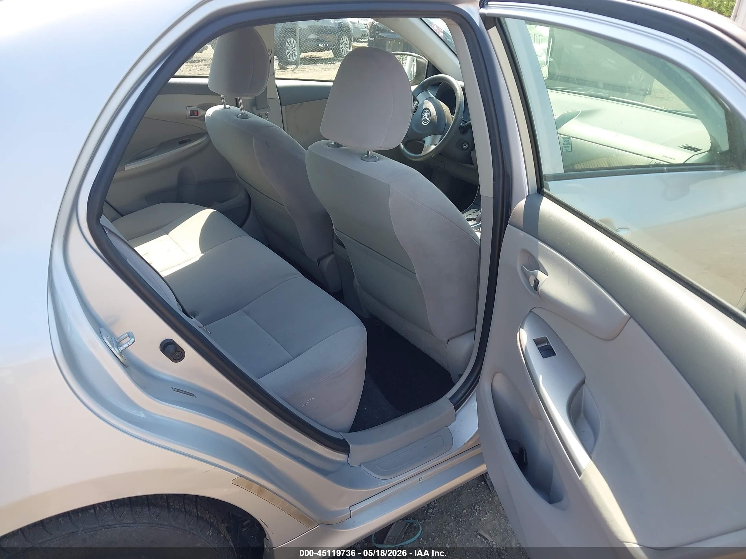 2010 Toyota Corolla Le Silver vin: JTDBU4EE7A9117113