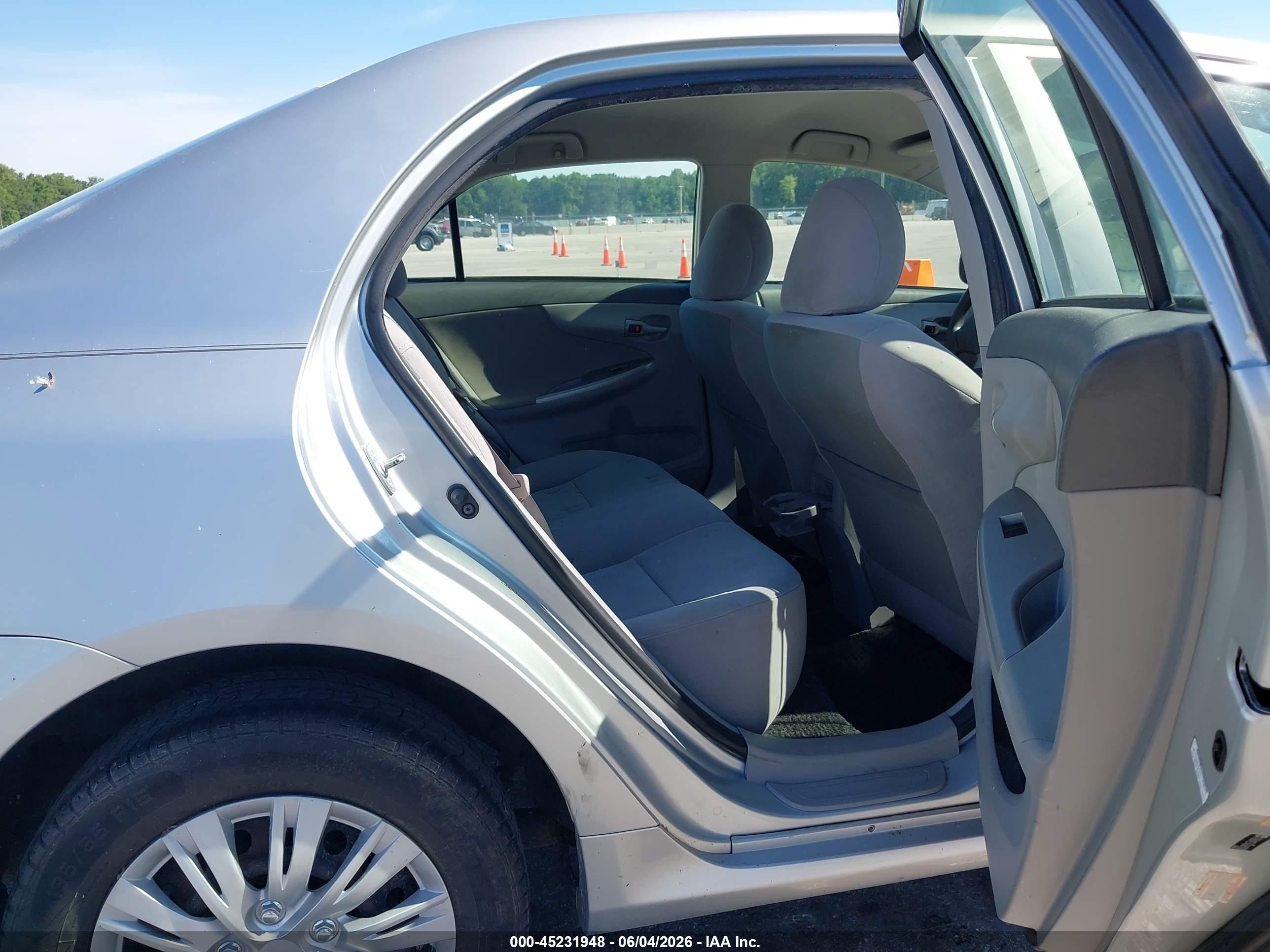2010 Toyota Corolla Le Silver vin: JTDBU4EE7AJ067070