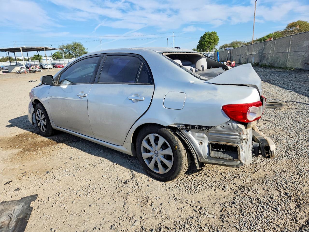 2011 Toyota Corolla Le Silver vin: JTDBU4EE7B9124287