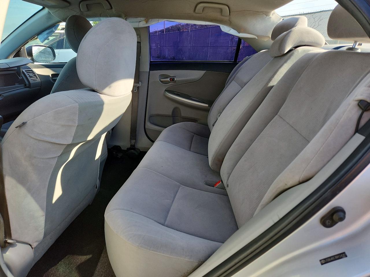 2011 Toyota Corolla Le Silver vin: JTDBU4EE7B9124287