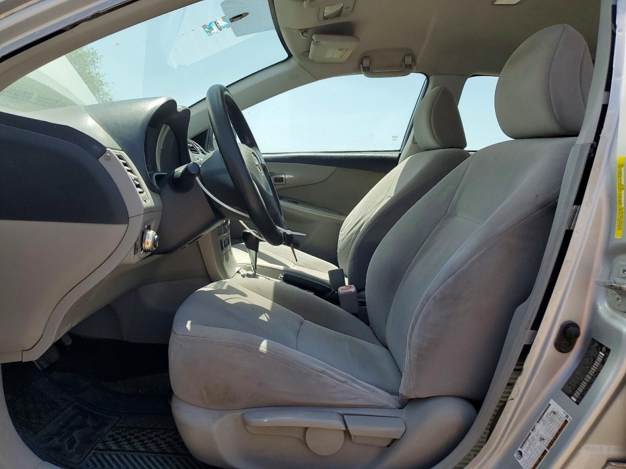 2011 Toyota Corolla Le Silver vin: JTDBU4EE7B9128467