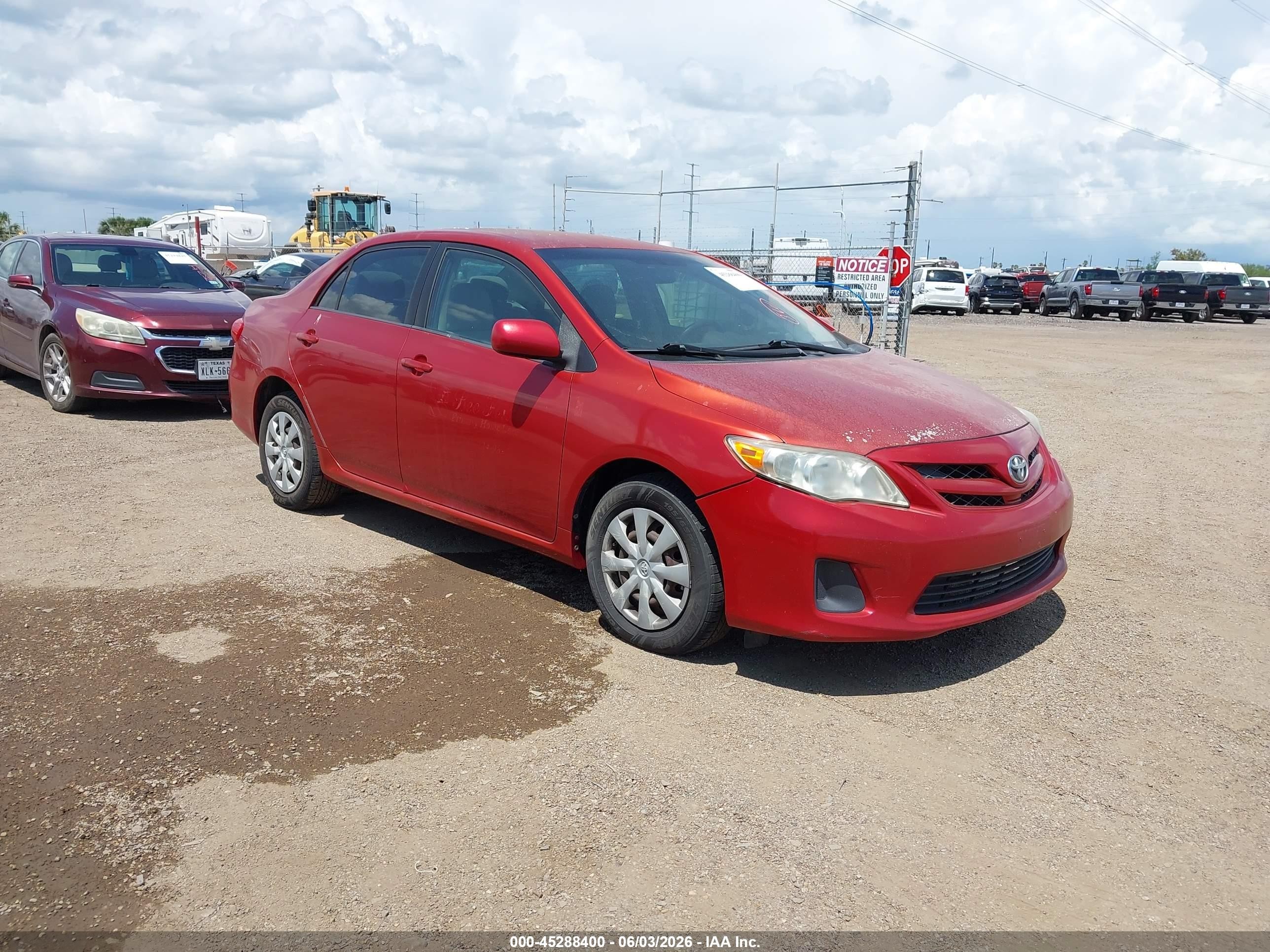 2011 Toyota Corolla Le Red vin: JTDBU4EE7B9141364