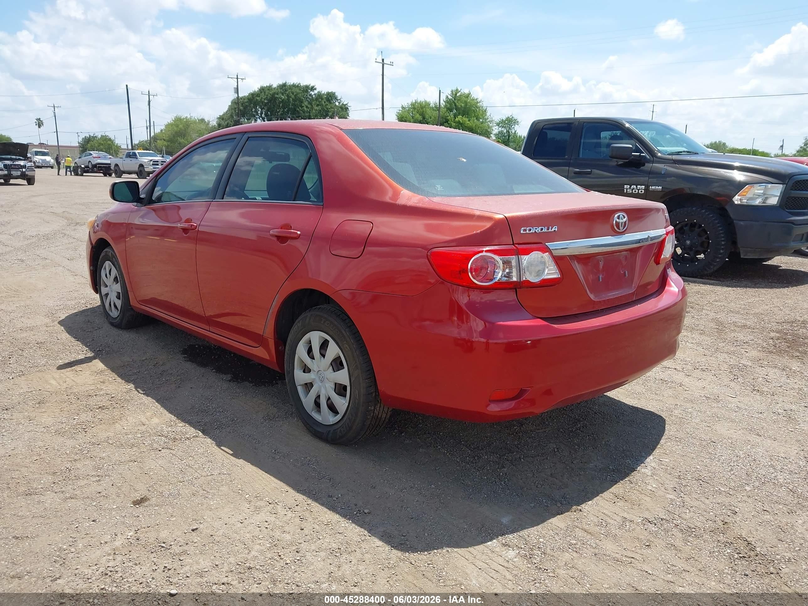 2011 Toyota Corolla Le Red vin: JTDBU4EE7B9141364