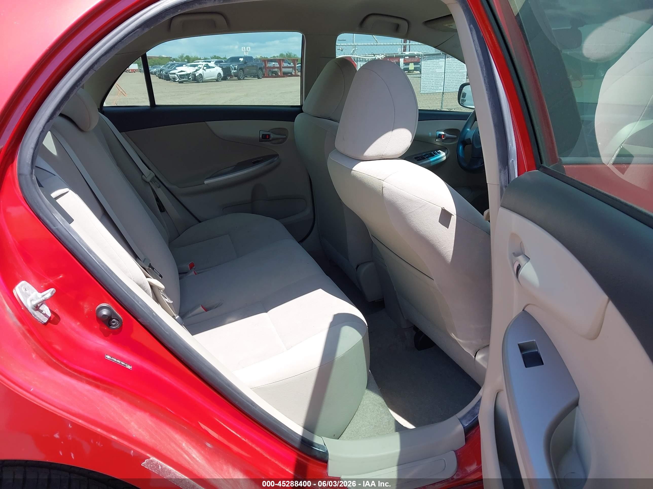 2011 Toyota Corolla Le Red vin: JTDBU4EE7B9141364