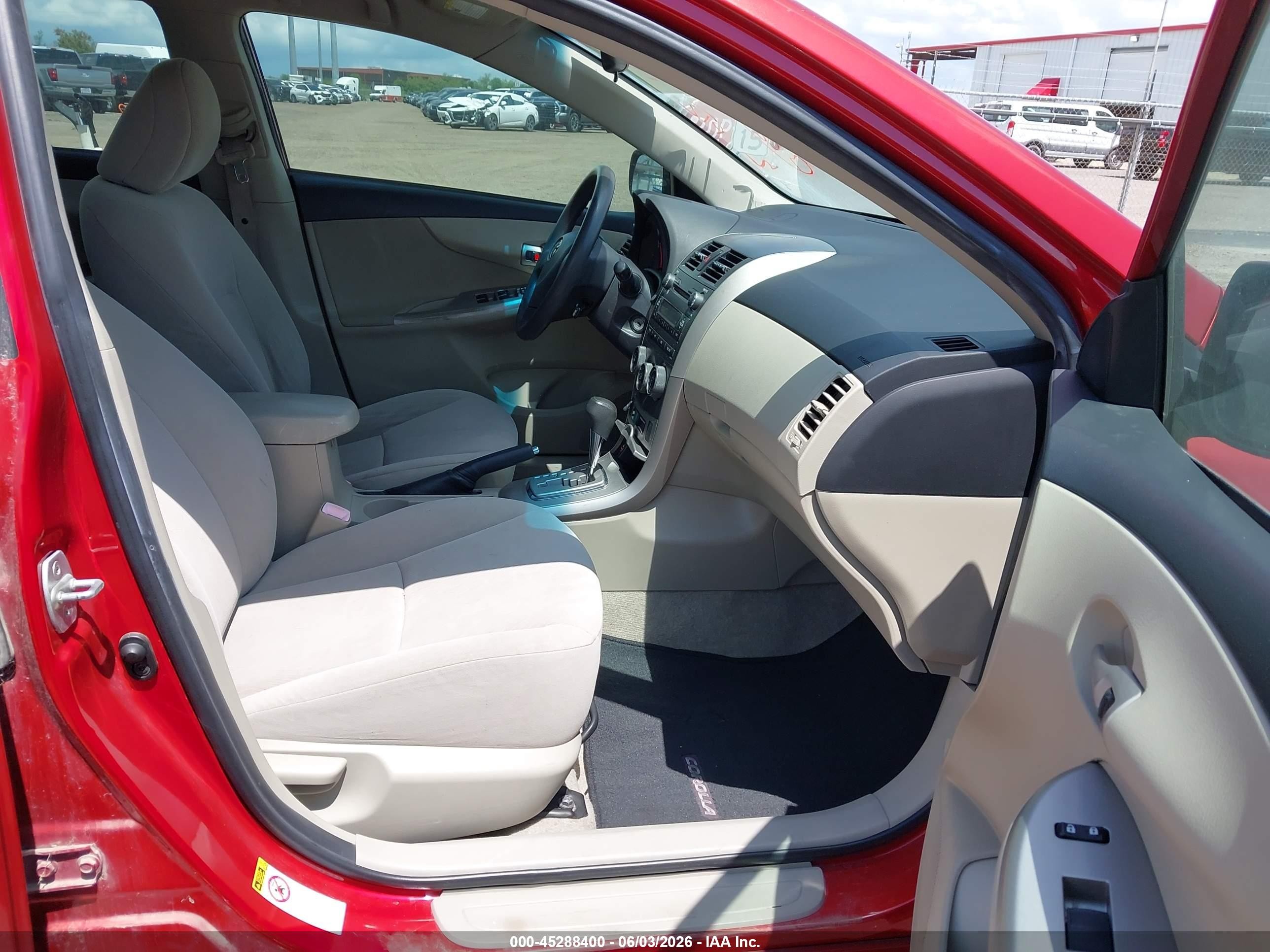 2011 Toyota Corolla Le Red vin: JTDBU4EE7B9141364