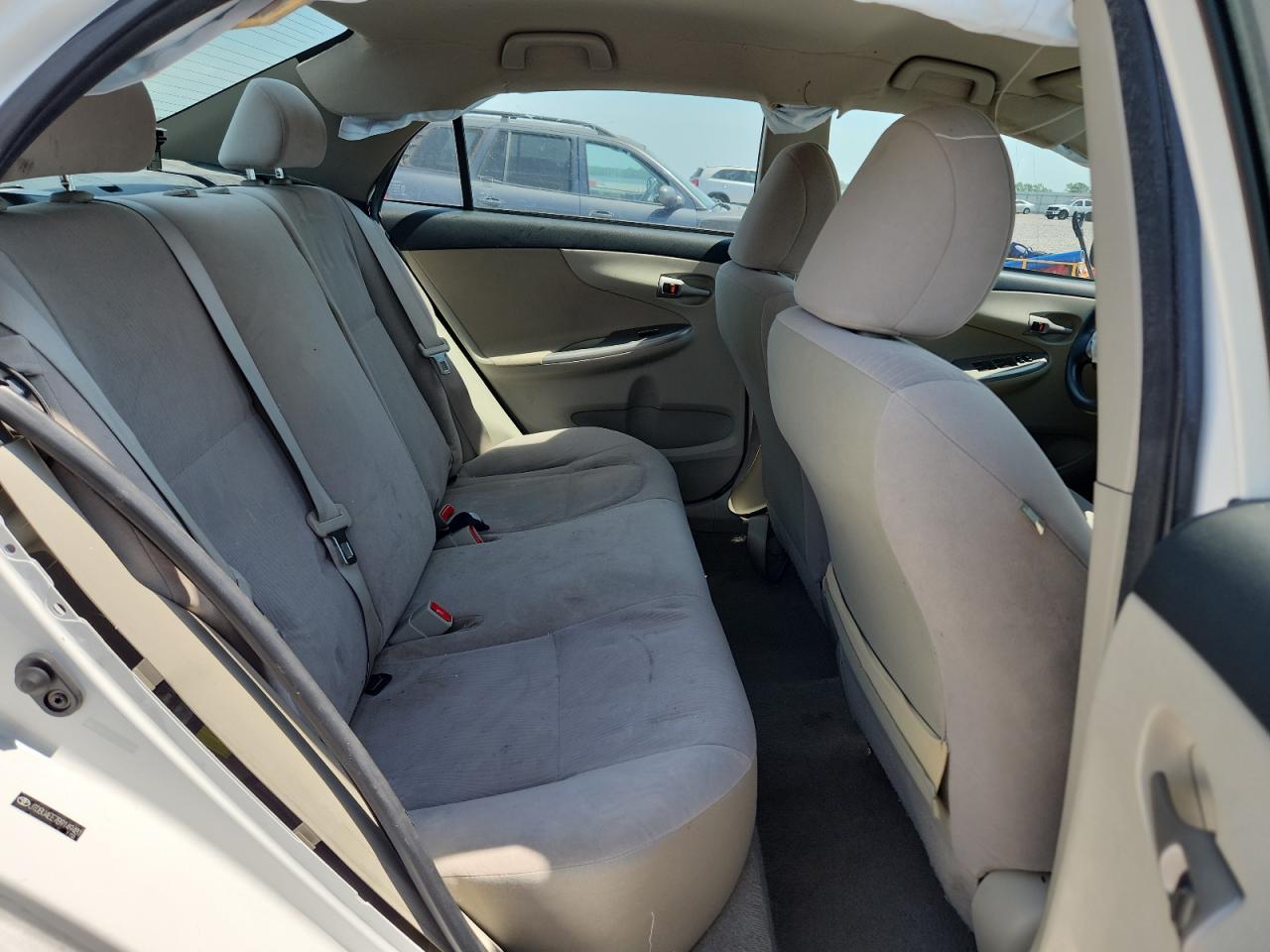 2011 Toyota Corolla Le White vin: JTDBU4EE7B9149481