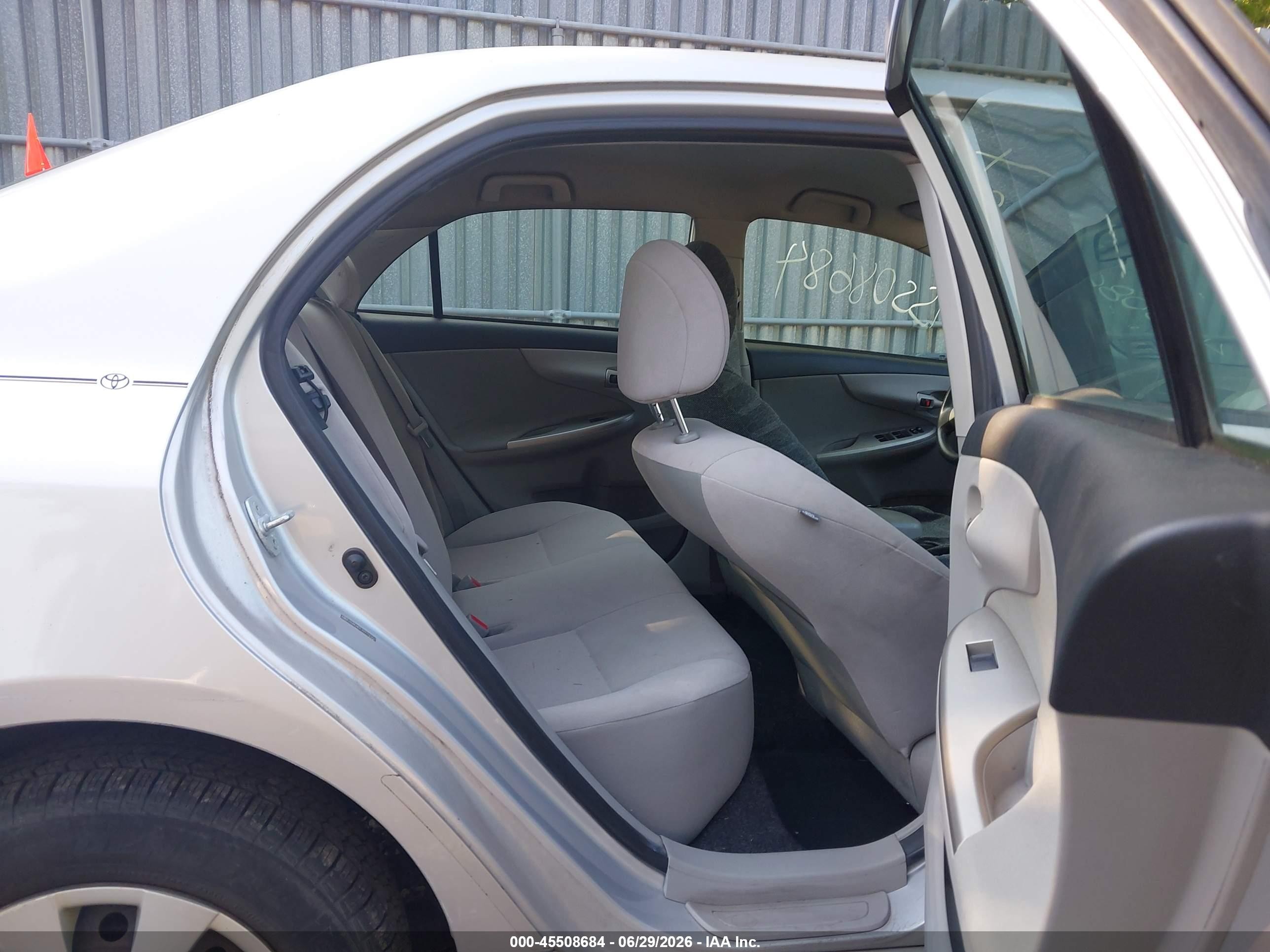 2011 Toyota Corolla Le Silver vin: JTDBU4EE7B9151554
