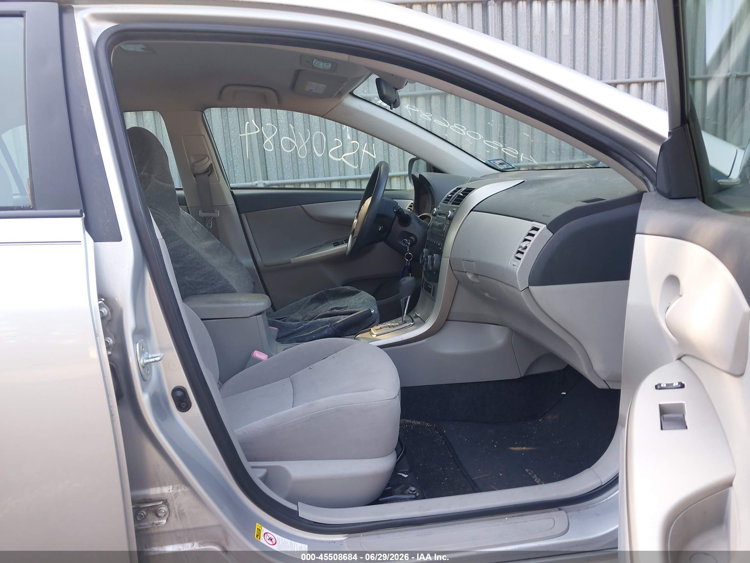 2011 Toyota Corolla Le Silver vin: JTDBU4EE7B9151554