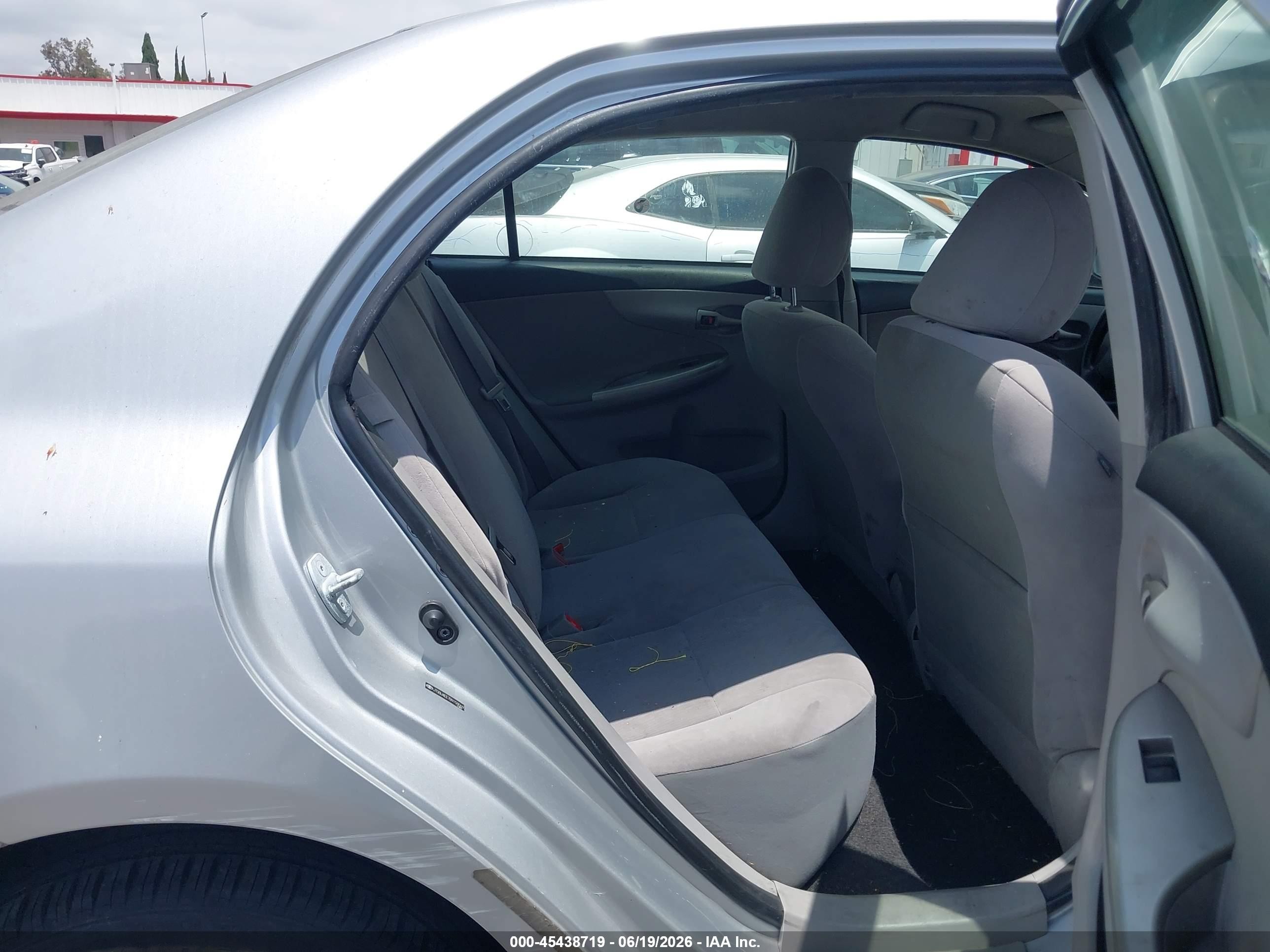 2011 Toyota Corolla Le Silver vin: JTDBU4EE7B9159069