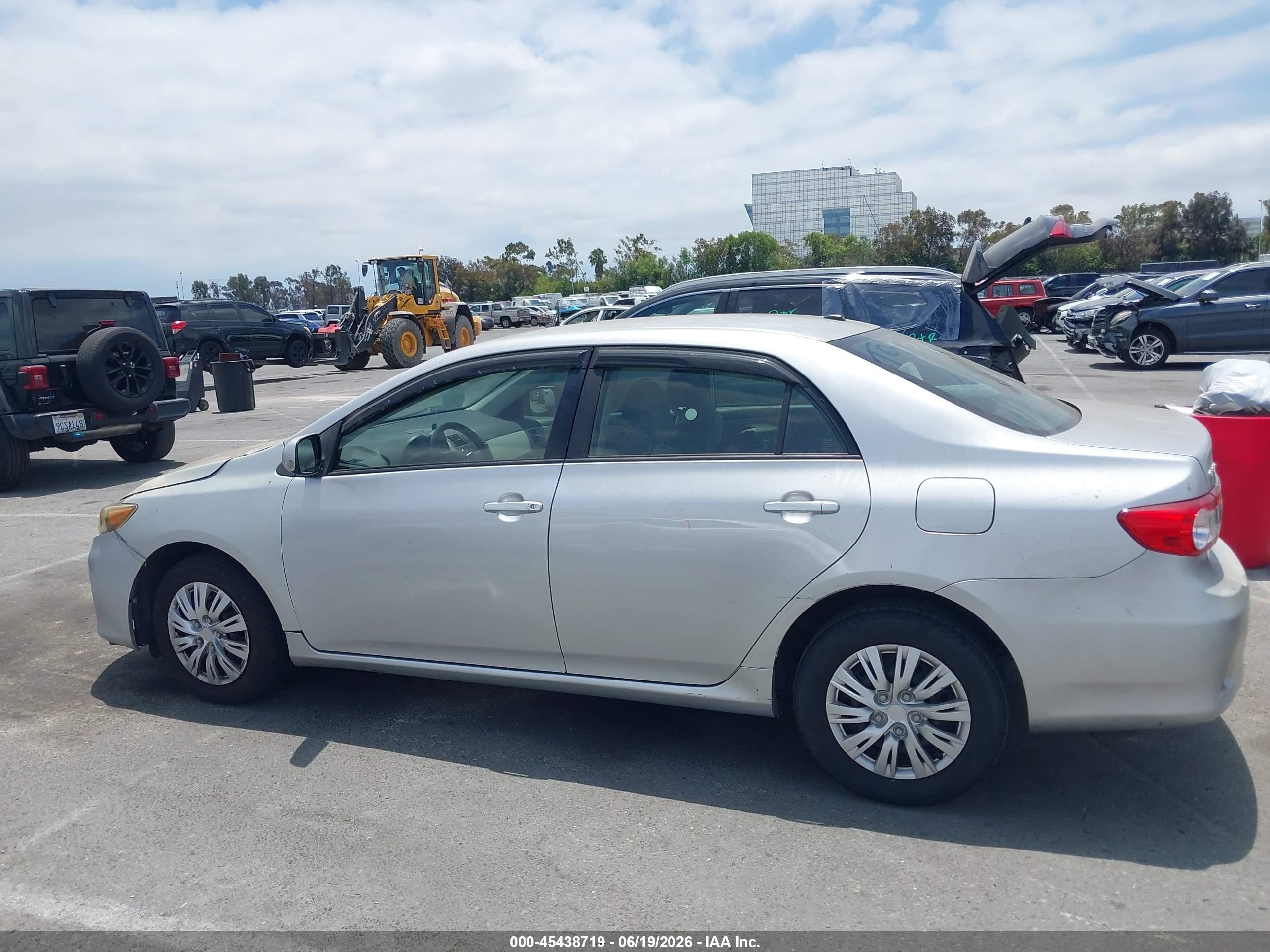 2011 Toyota Corolla Le Silver vin: JTDBU4EE7B9159069
