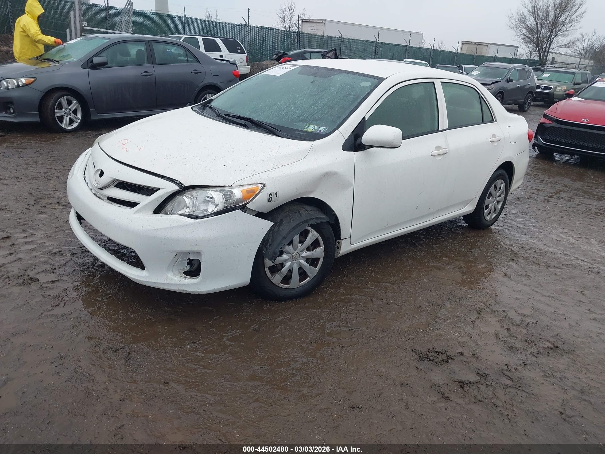 2013 Toyota Corolla L White vin: JTDBU4EE7DJ118930