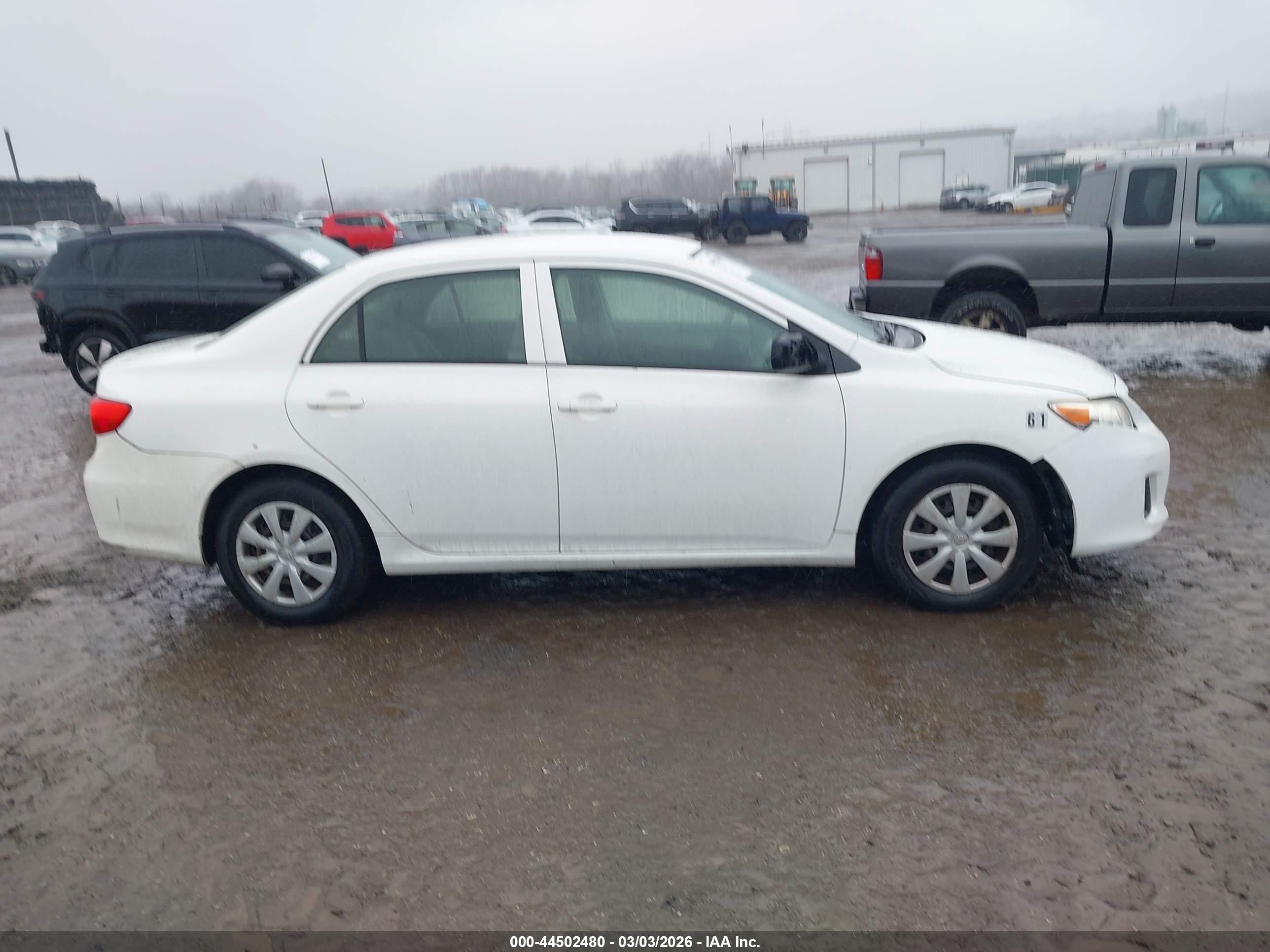 2013 Toyota Corolla L White vin: JTDBU4EE7DJ118930
