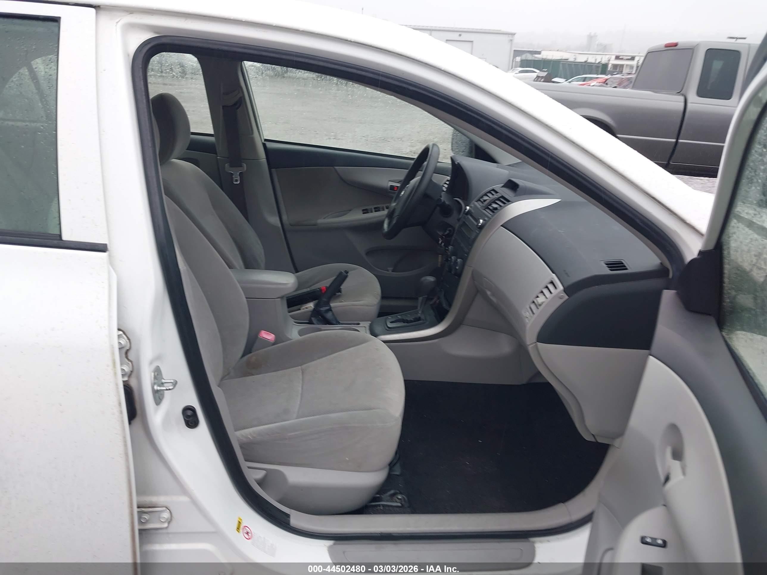 2013 Toyota Corolla L White vin: JTDBU4EE7DJ118930