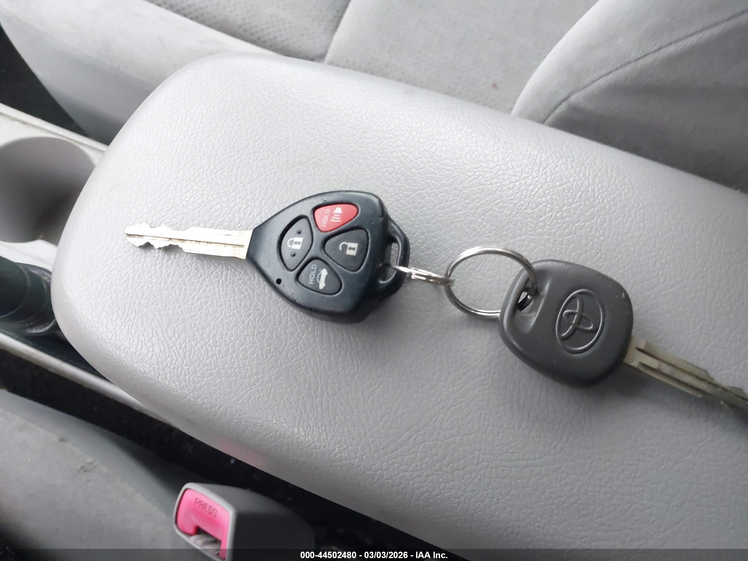 2013 Toyota Corolla L White vin: JTDBU4EE7DJ118930