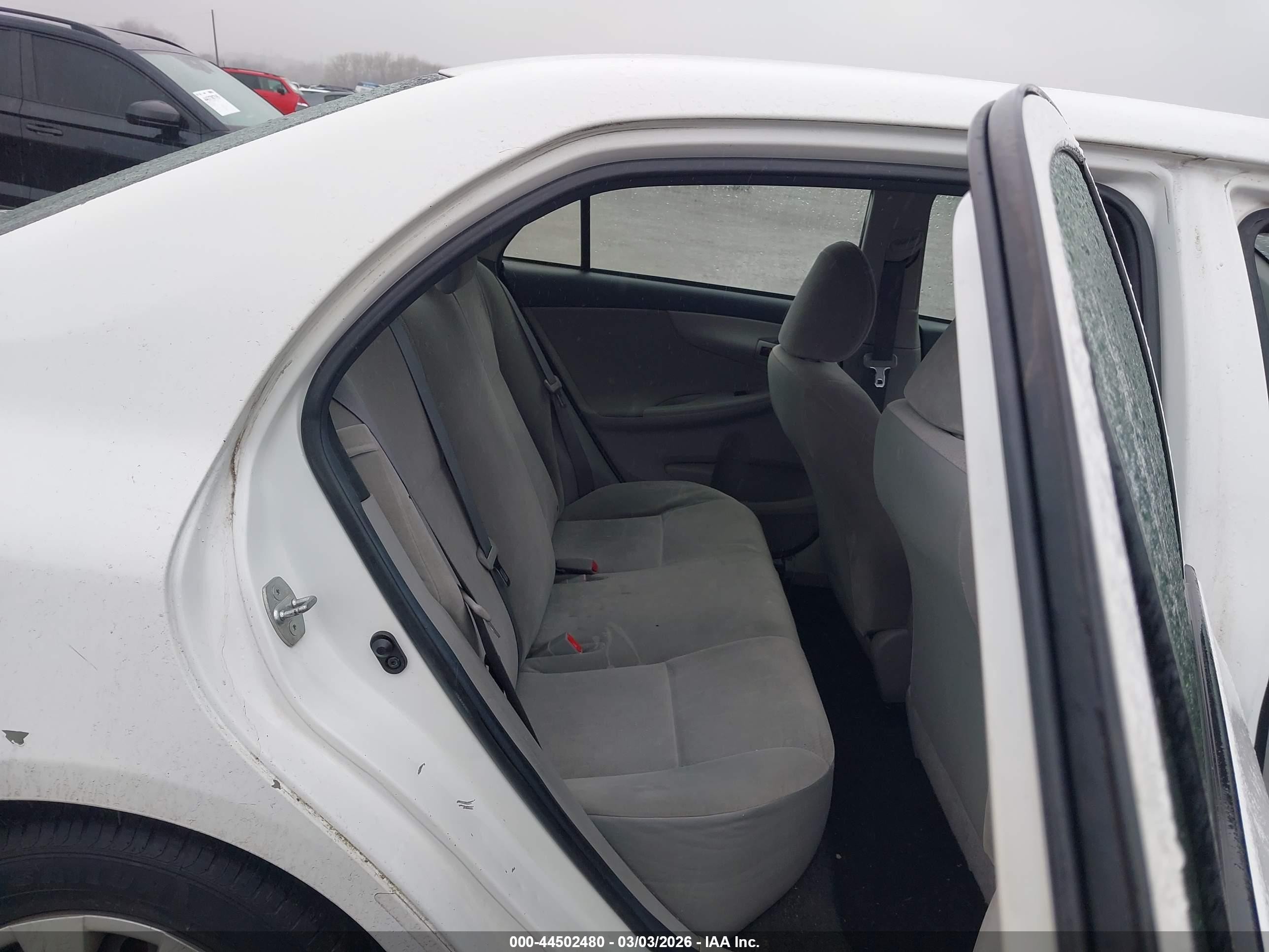 2013 Toyota Corolla L White vin: JTDBU4EE7DJ118930