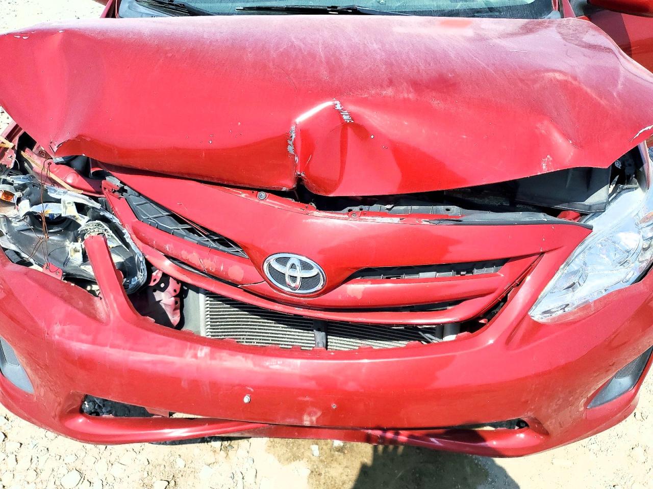 2011 Toyota Corolla Le Red vin: JTDBU4EE8B9129126