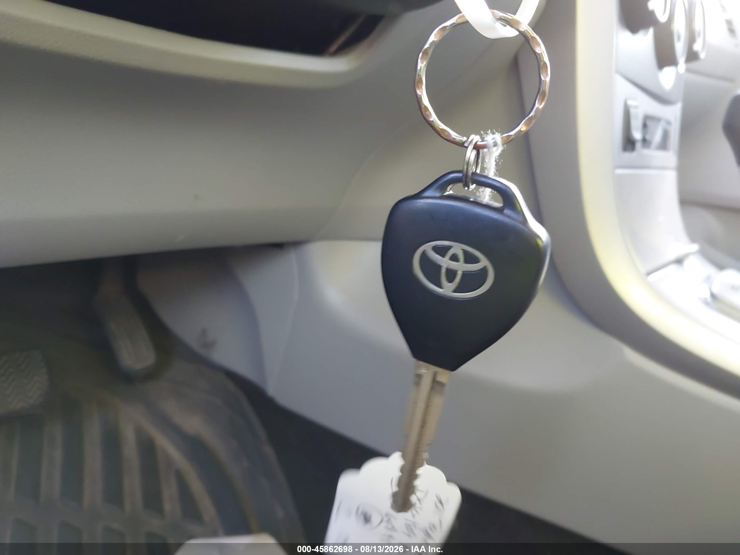 2011 Toyota Corolla Le Red vin: JTDBU4EE8B9133029