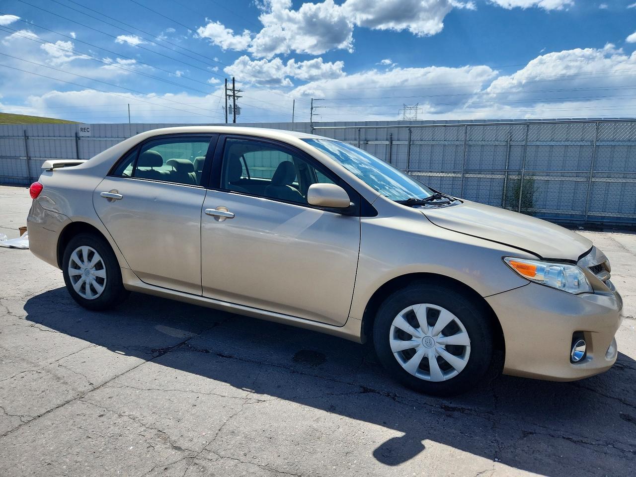 2011 Toyota Corolla Le Золотой vin: JTDBU4EE8B9135427