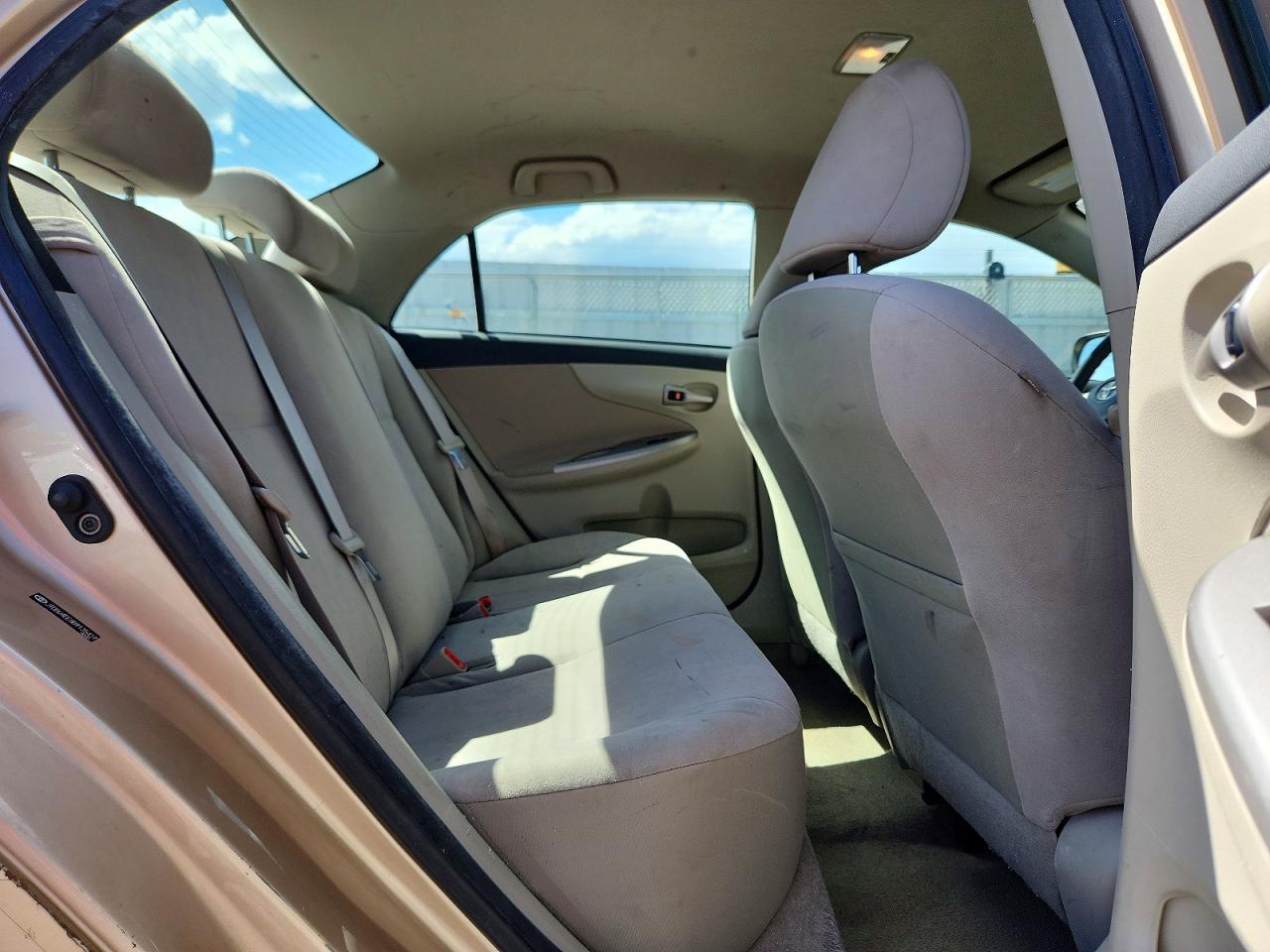 2011 Toyota Corolla Le Золотой vin: JTDBU4EE8B9135427