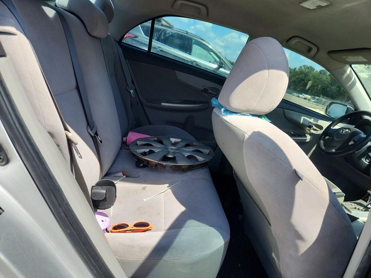 2011 Toyota Corolla Le Silver vin: JTDBU4EE8B9156892