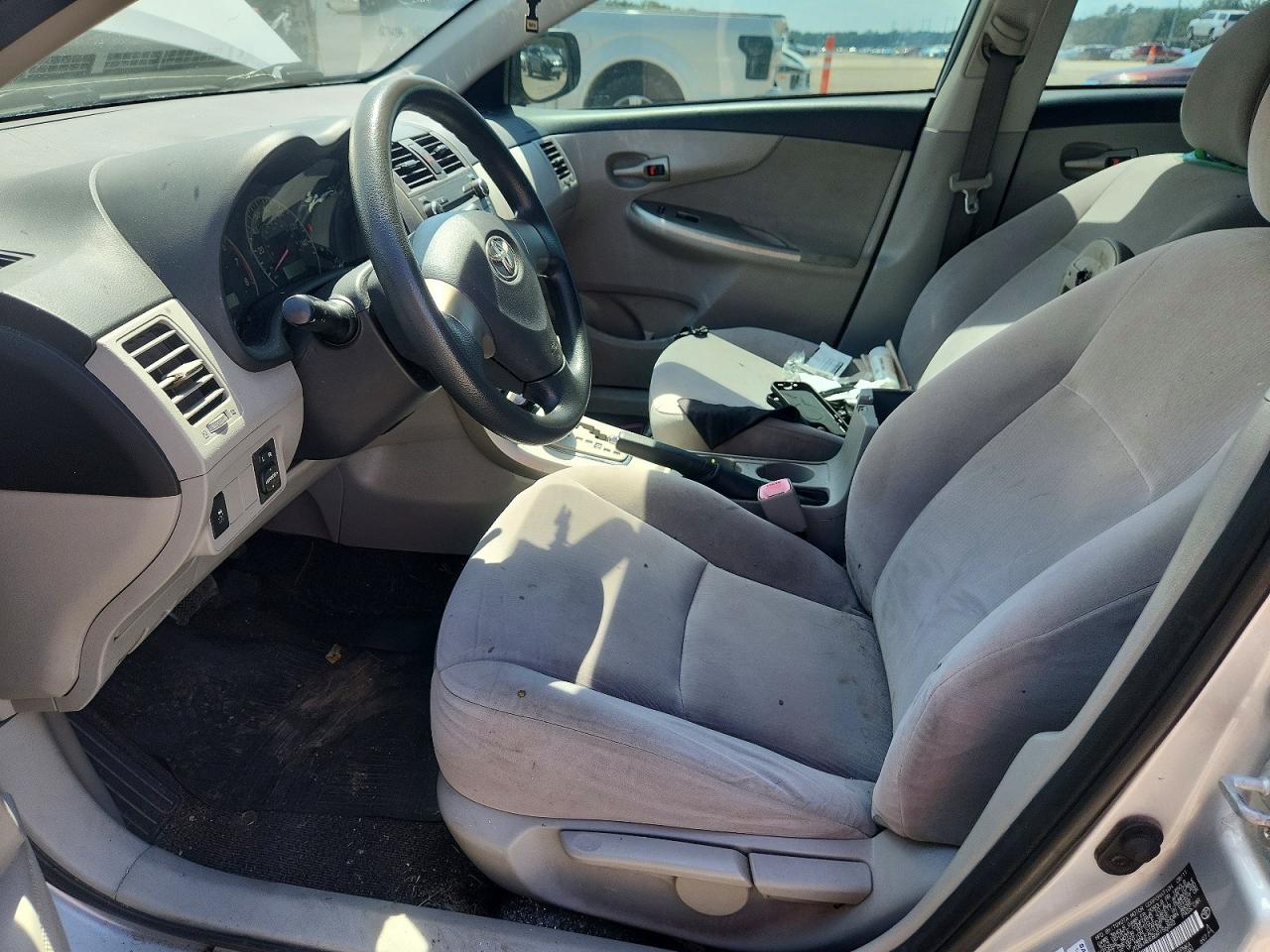 2011 Toyota Corolla Le Silver vin: JTDBU4EE8B9156892