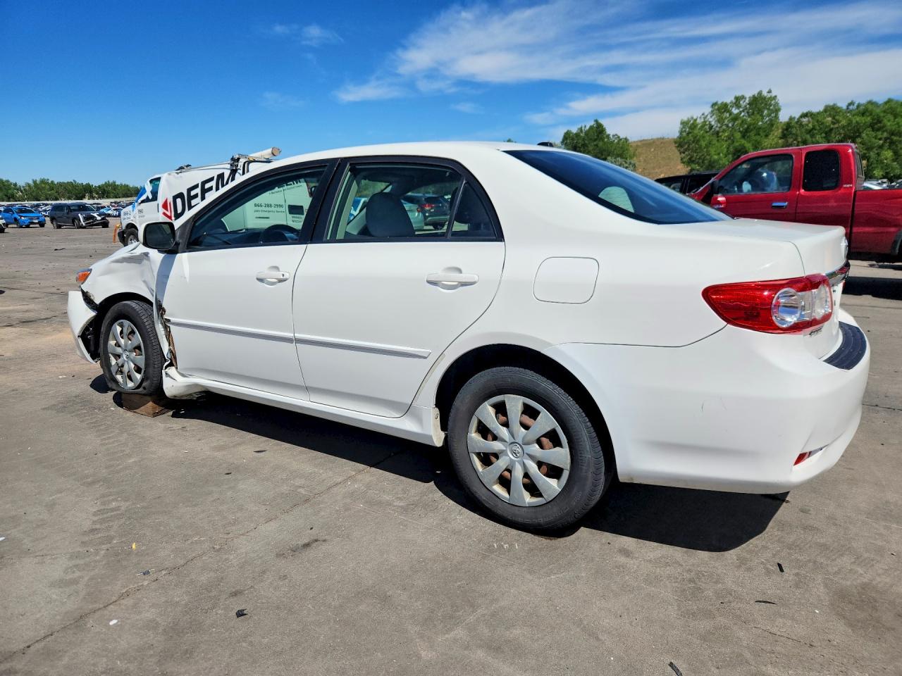2011 Toyota Corolla Le White vin: JTDBU4EE8BJ089452