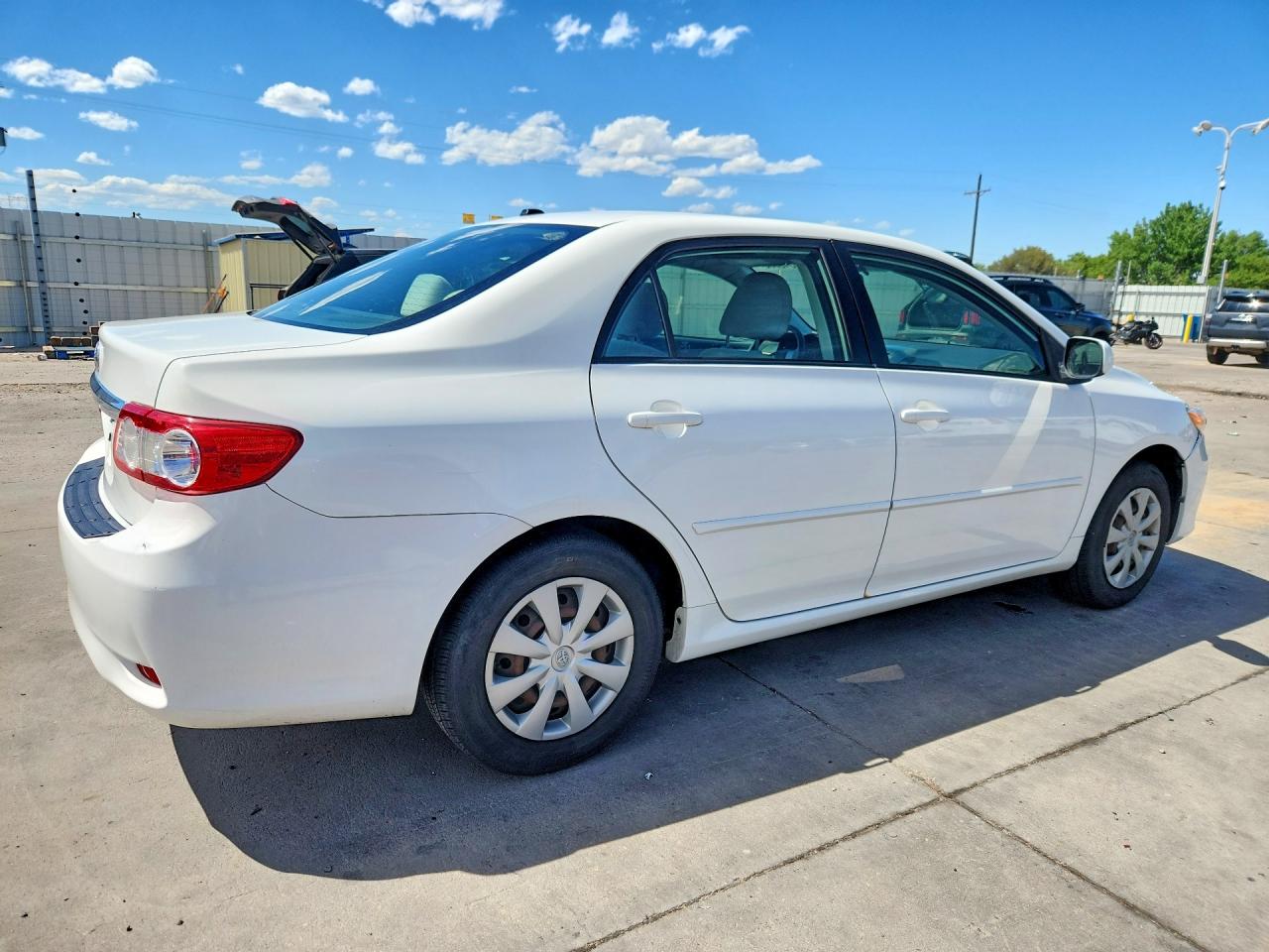 2011 Toyota Corolla Le White vin: JTDBU4EE8BJ089452