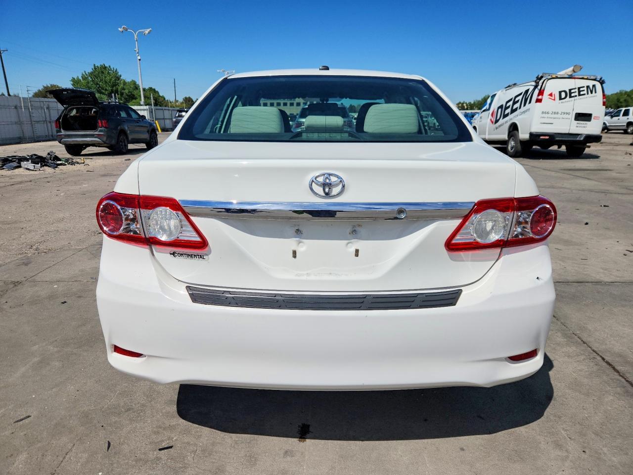 2011 Toyota Corolla Le White vin: JTDBU4EE8BJ089452
