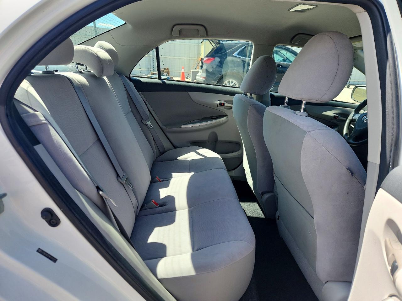 2011 Toyota Corolla Le White vin: JTDBU4EE8BJ089452