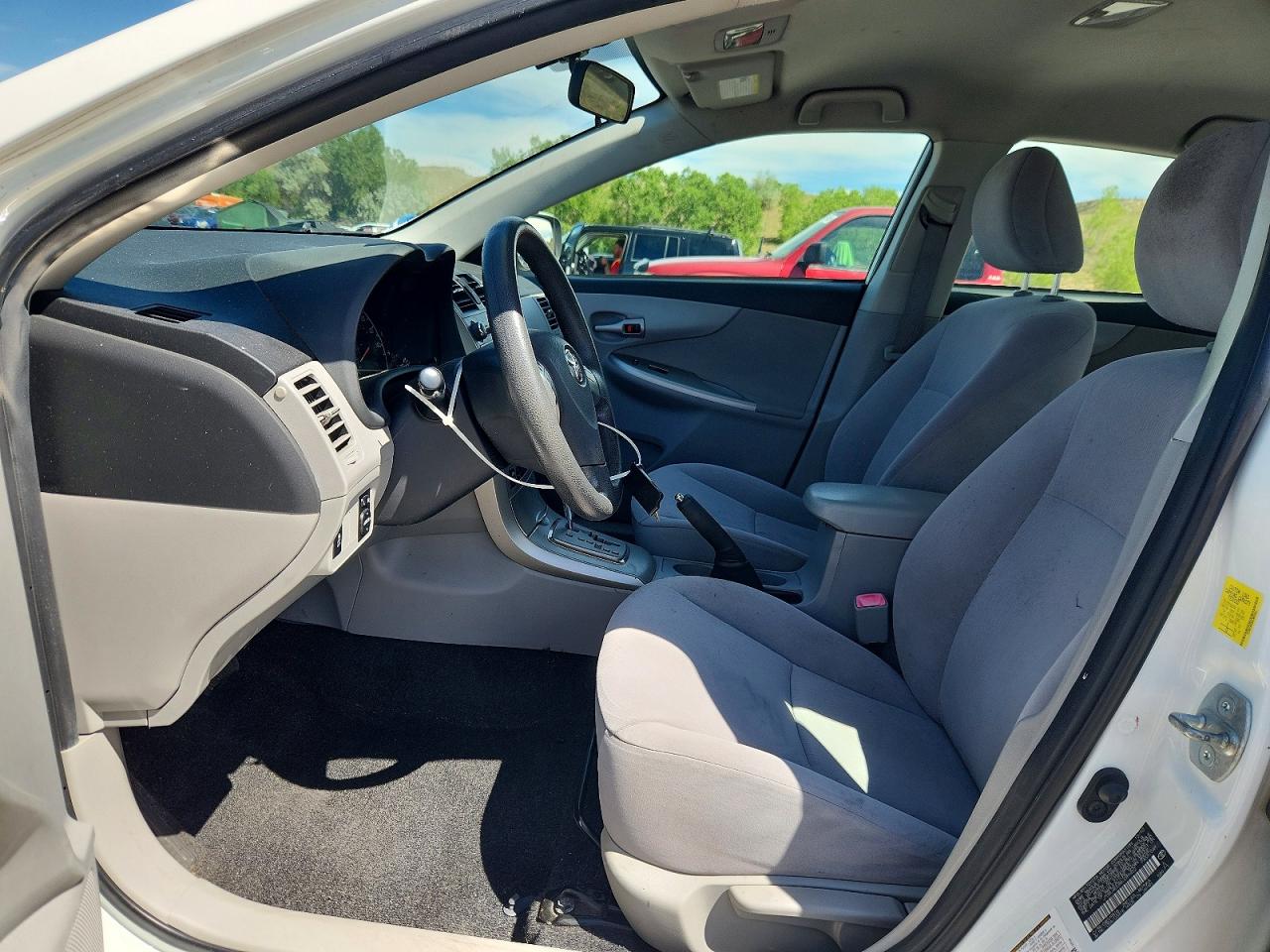 2011 Toyota Corolla Le White vin: JTDBU4EE8BJ089452