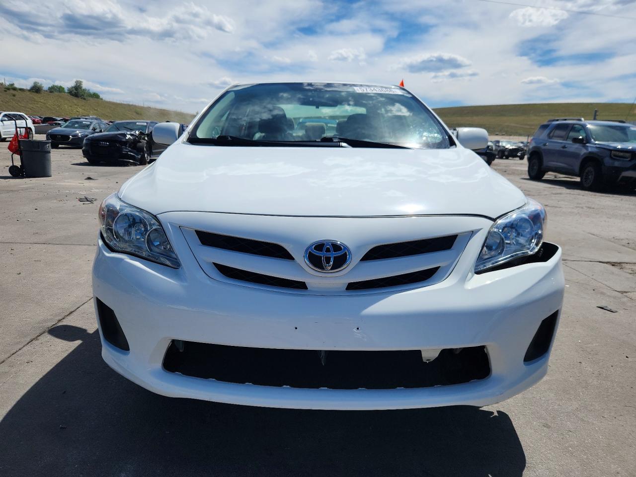 2011 Toyota Corolla Le White vin: JTDBU4EE8BJ089452