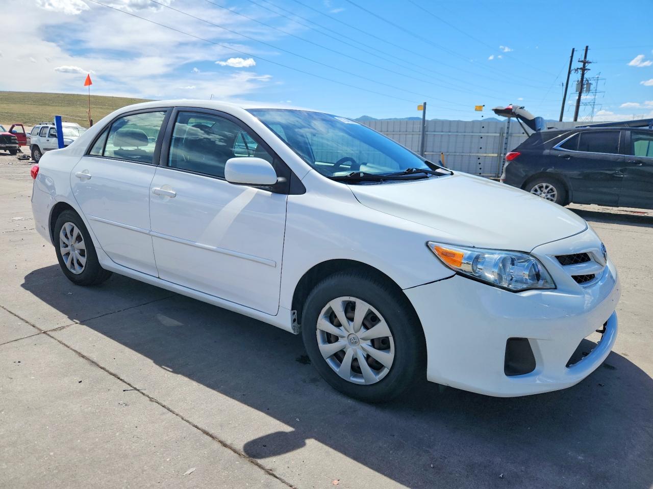 2011 Toyota Corolla Le White vin: JTDBU4EE8BJ089452