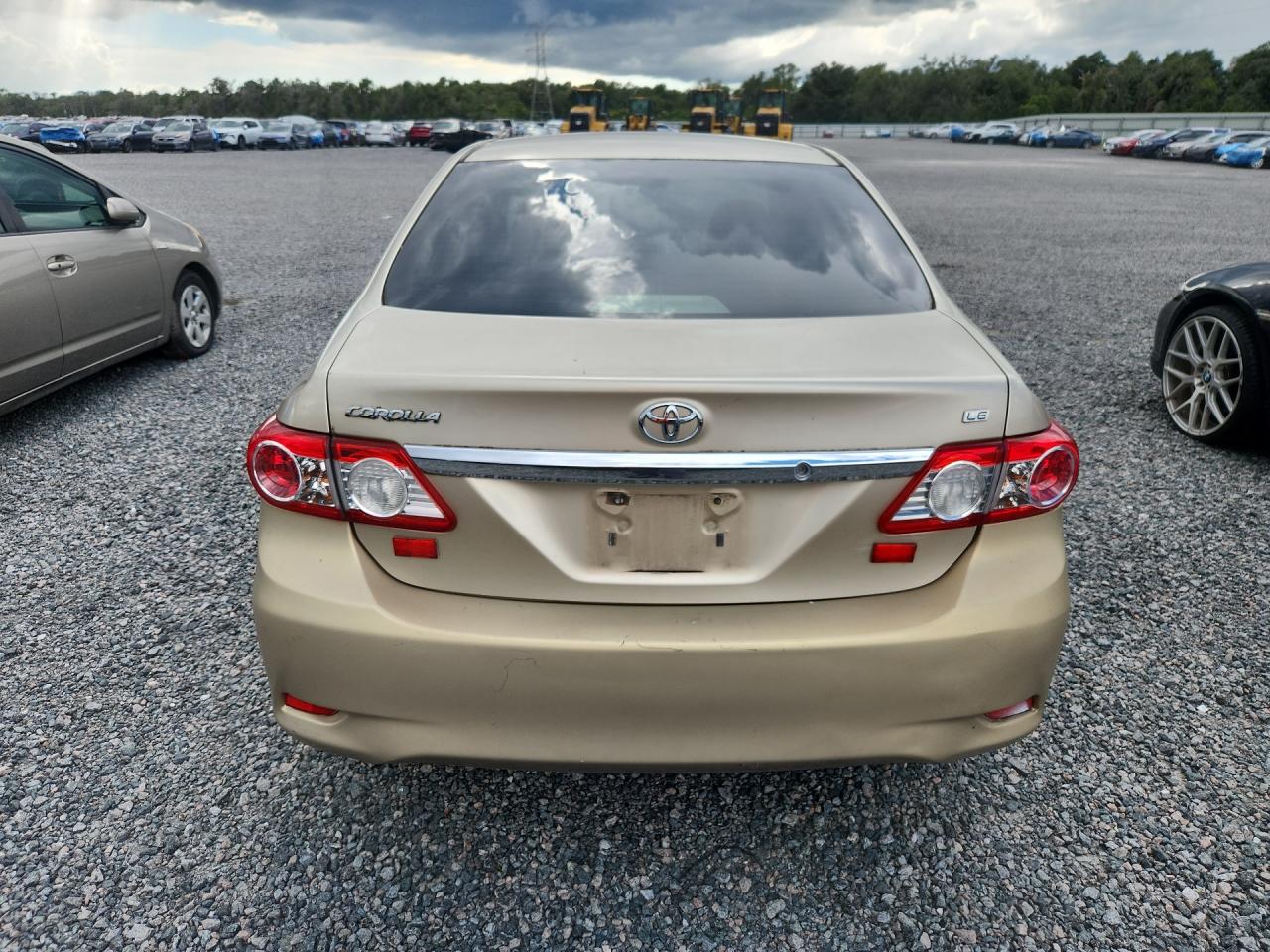 2013 Toyota Corolla Le Gold vin: JTDBU4EE8DJ121903