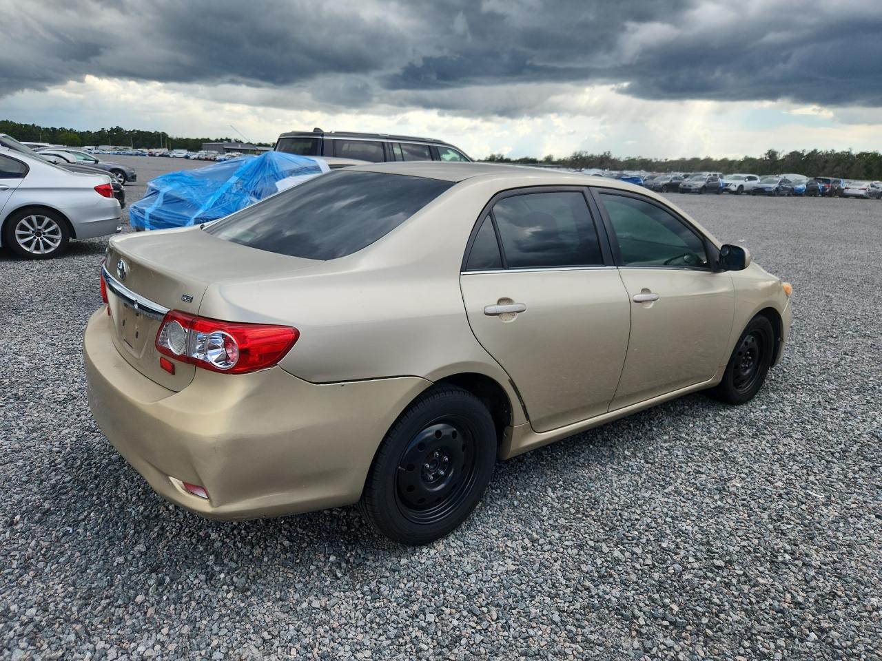 2013 Toyota Corolla Le Gold vin: JTDBU4EE8DJ121903