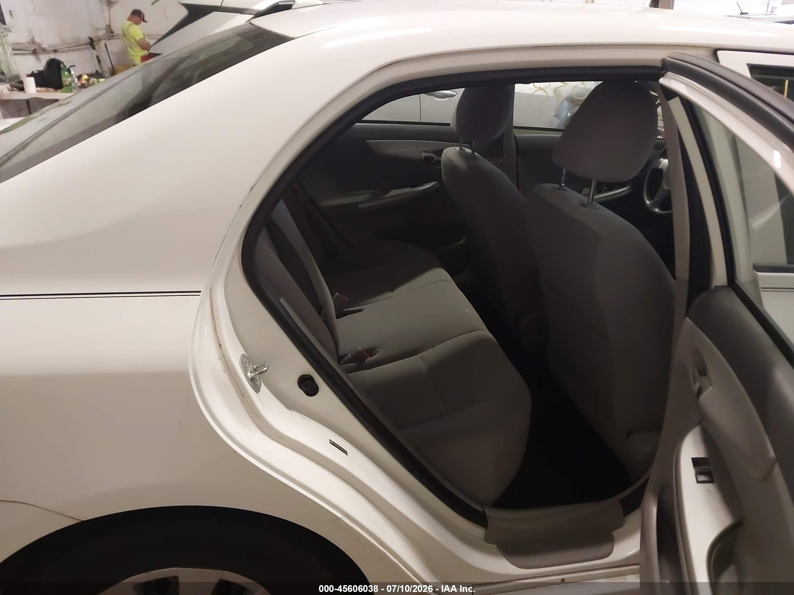 2010 Toyota Corolla Le White vin: JTDBU4EE9AJ060413