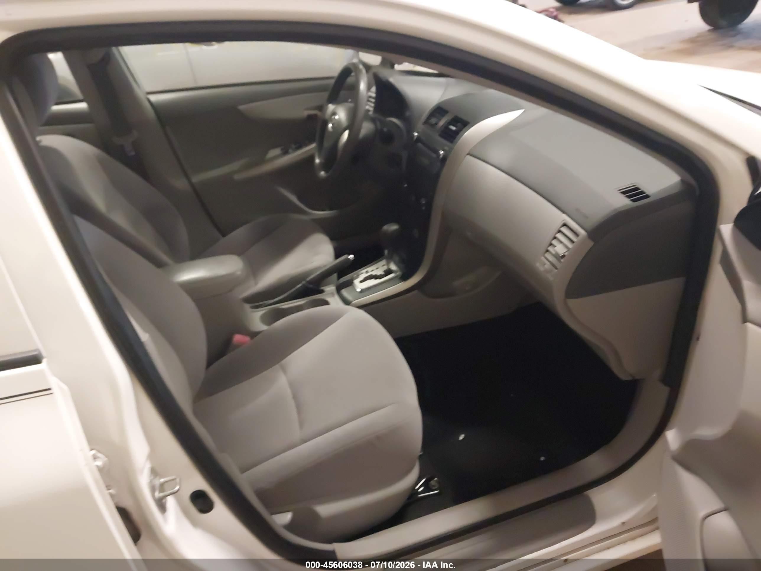 2010 Toyota Corolla Le White vin: JTDBU4EE9AJ060413