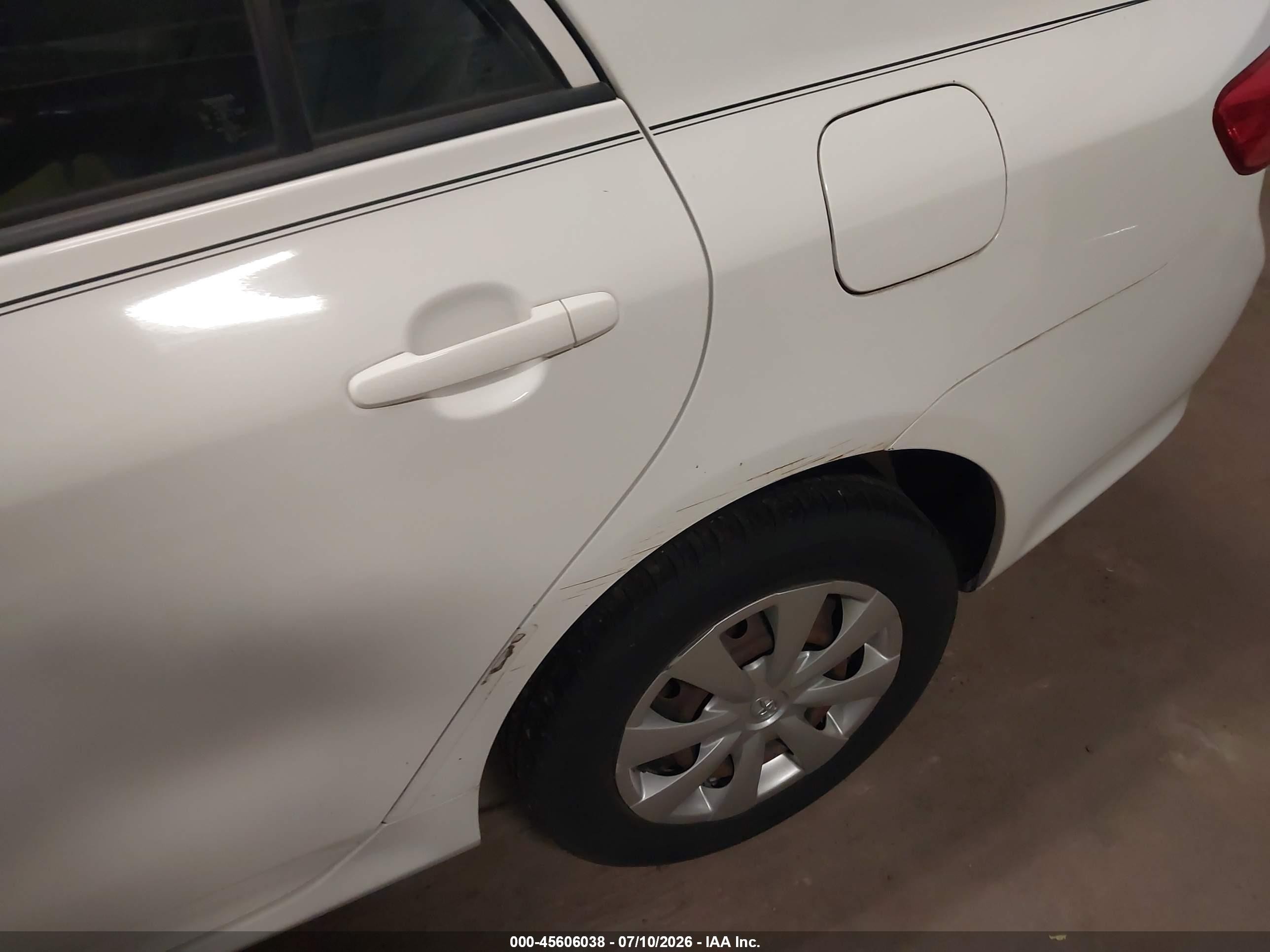 2010 Toyota Corolla Le White vin: JTDBU4EE9AJ060413