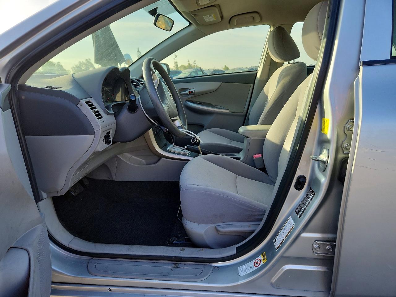 2010 Toyota Corolla Le Серебряный vin: JTDBU4EE9AJ071458