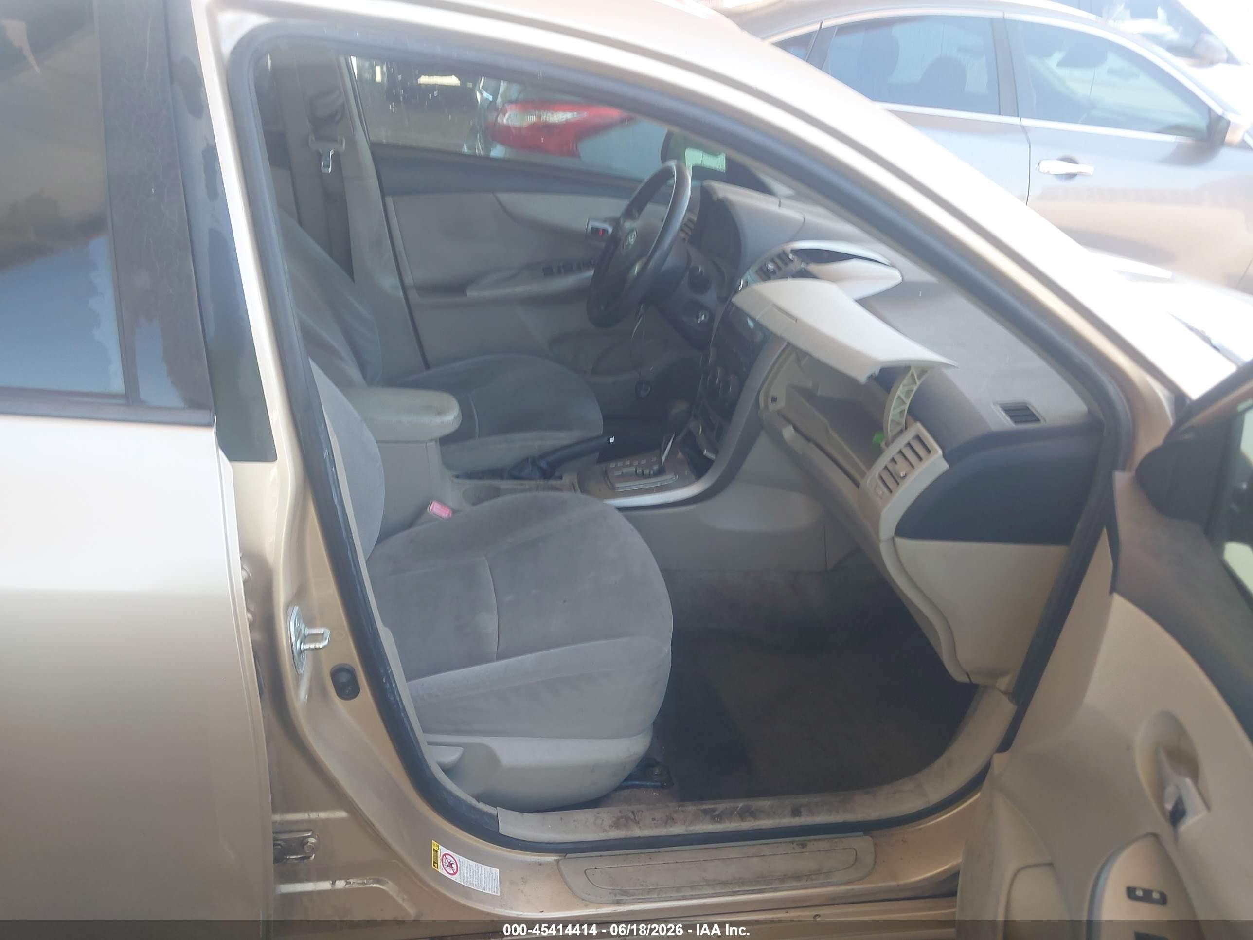 2011 Toyota Corolla Le Gold vin: JTDBU4EE9B9132651