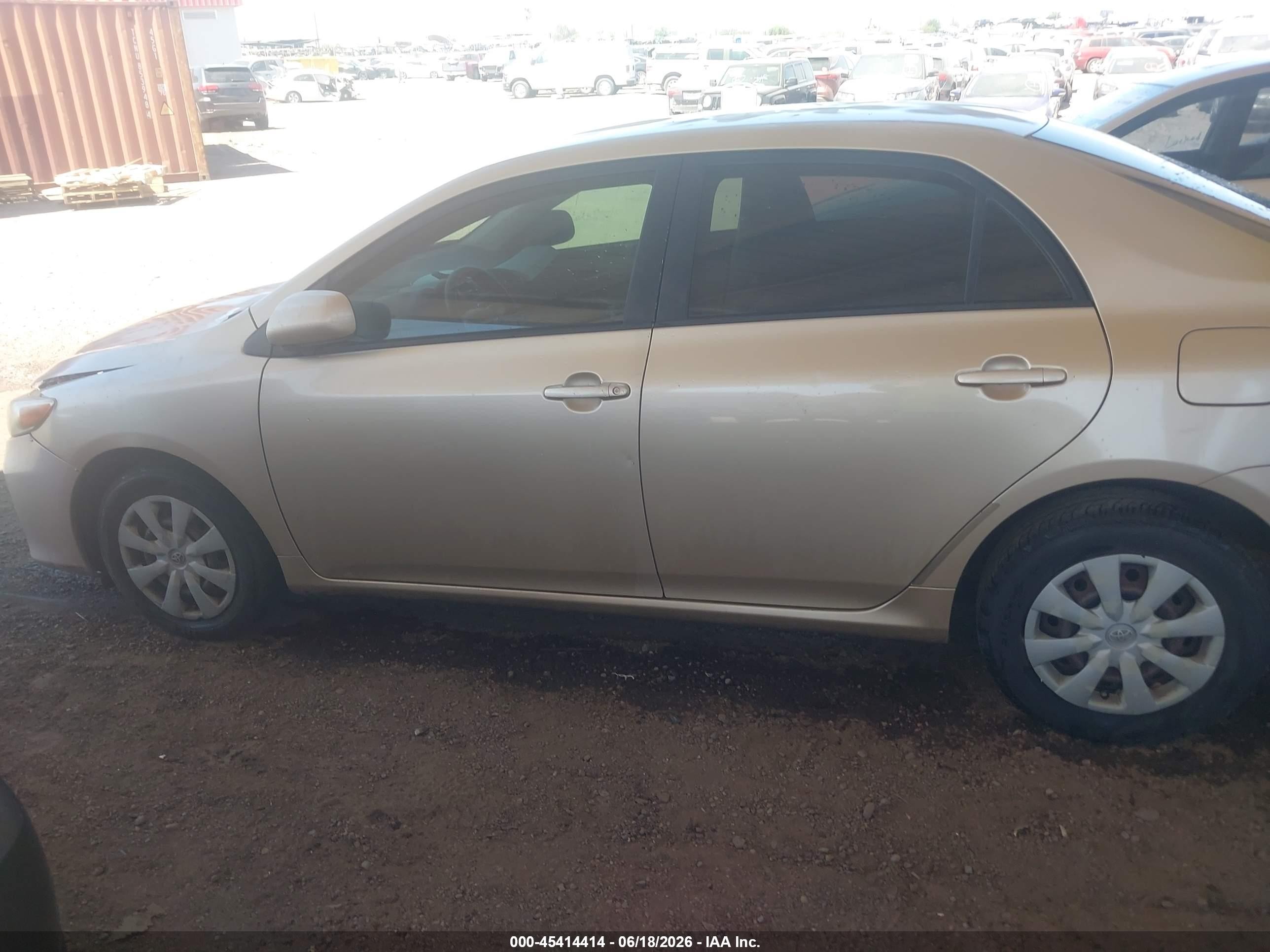 2011 Toyota Corolla Le Gold vin: JTDBU4EE9B9132651