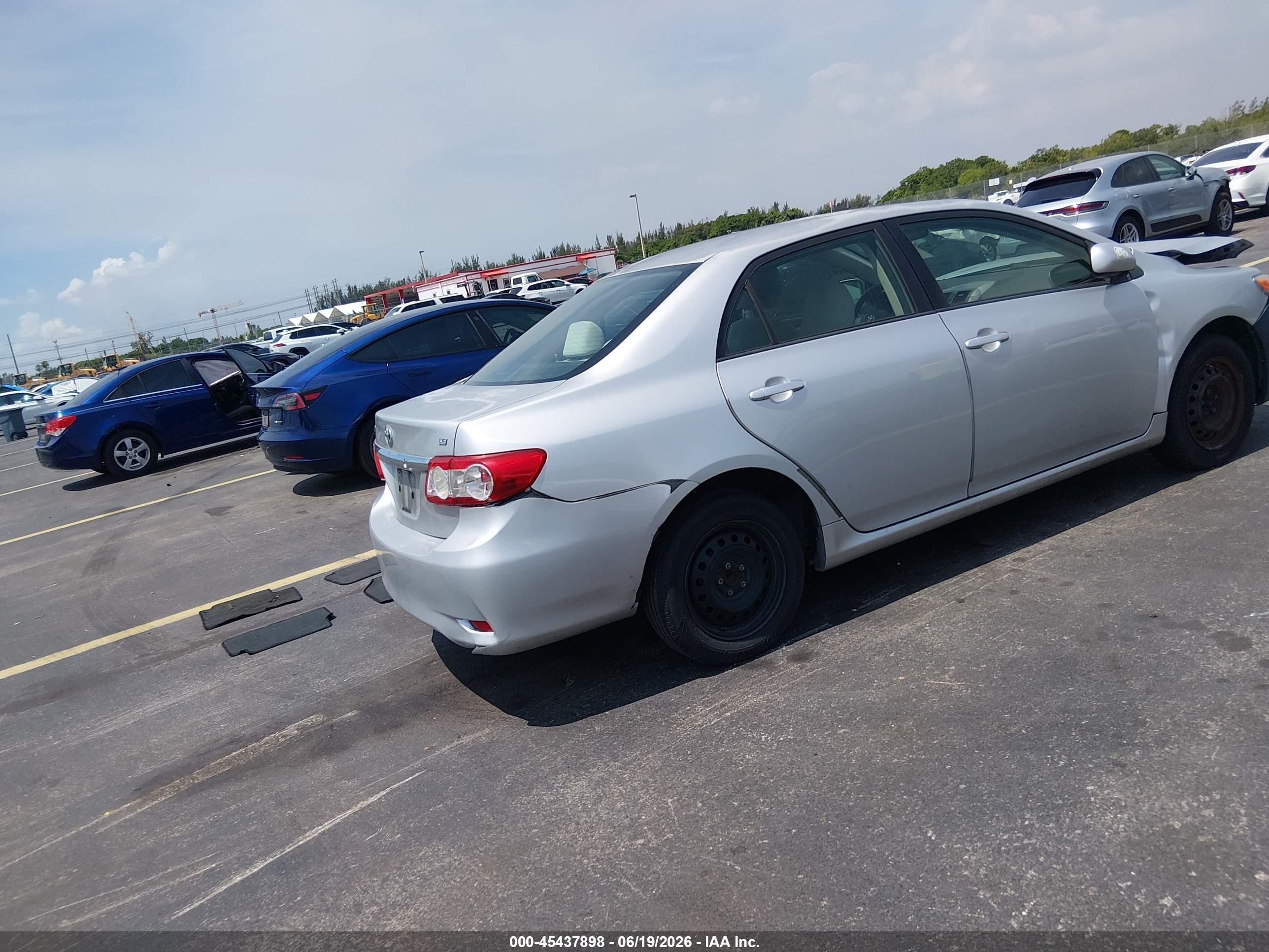 2011 Toyota Corolla Le Silver vin: JTDBU4EE9B9155735