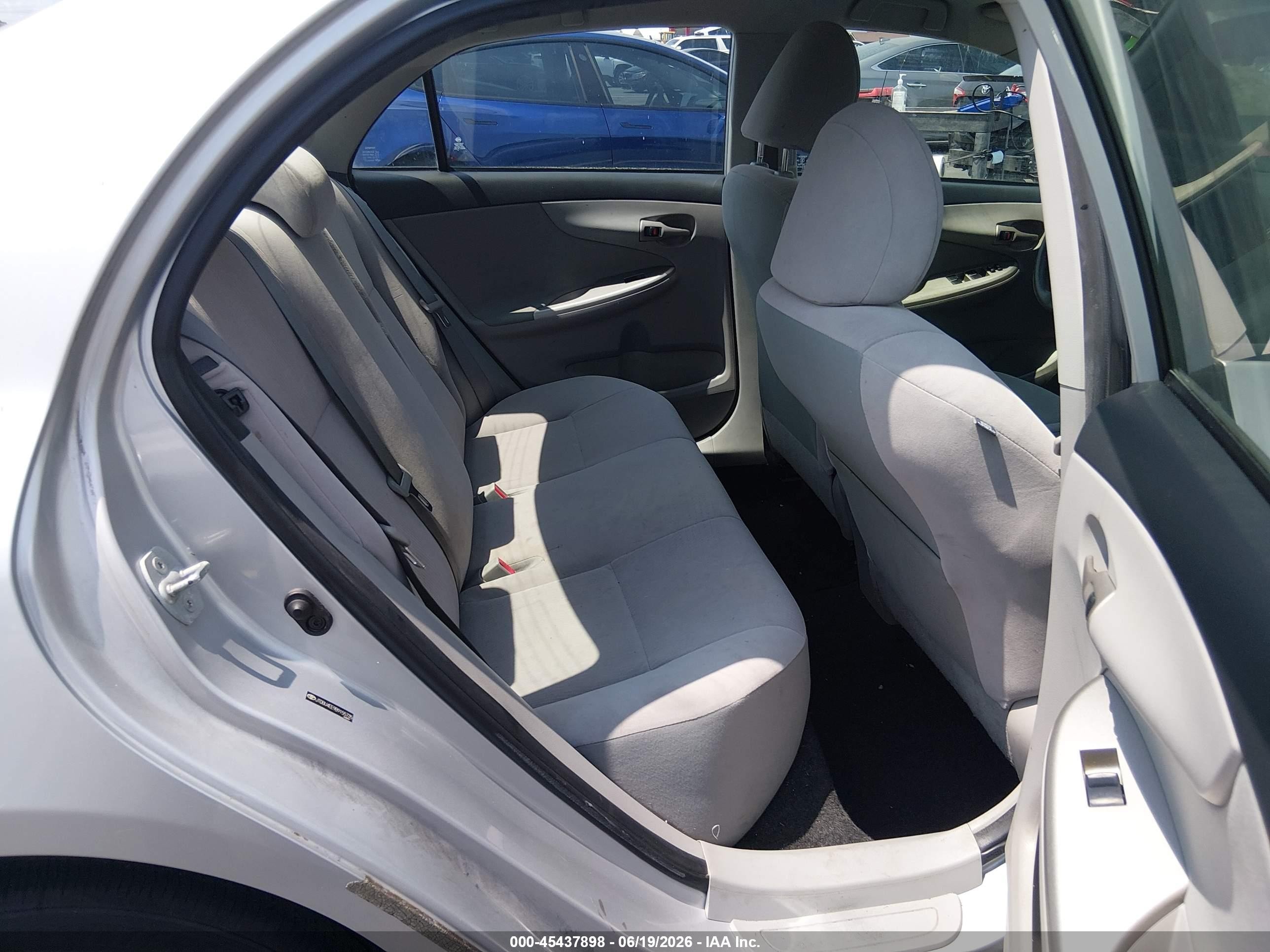 2011 Toyota Corolla Le Silver vin: JTDBU4EE9B9155735