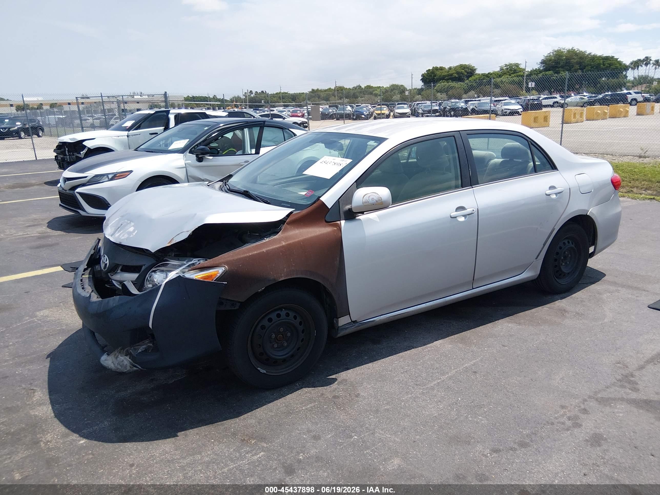 2011 Toyota Corolla Le Silver vin: JTDBU4EE9B9155735