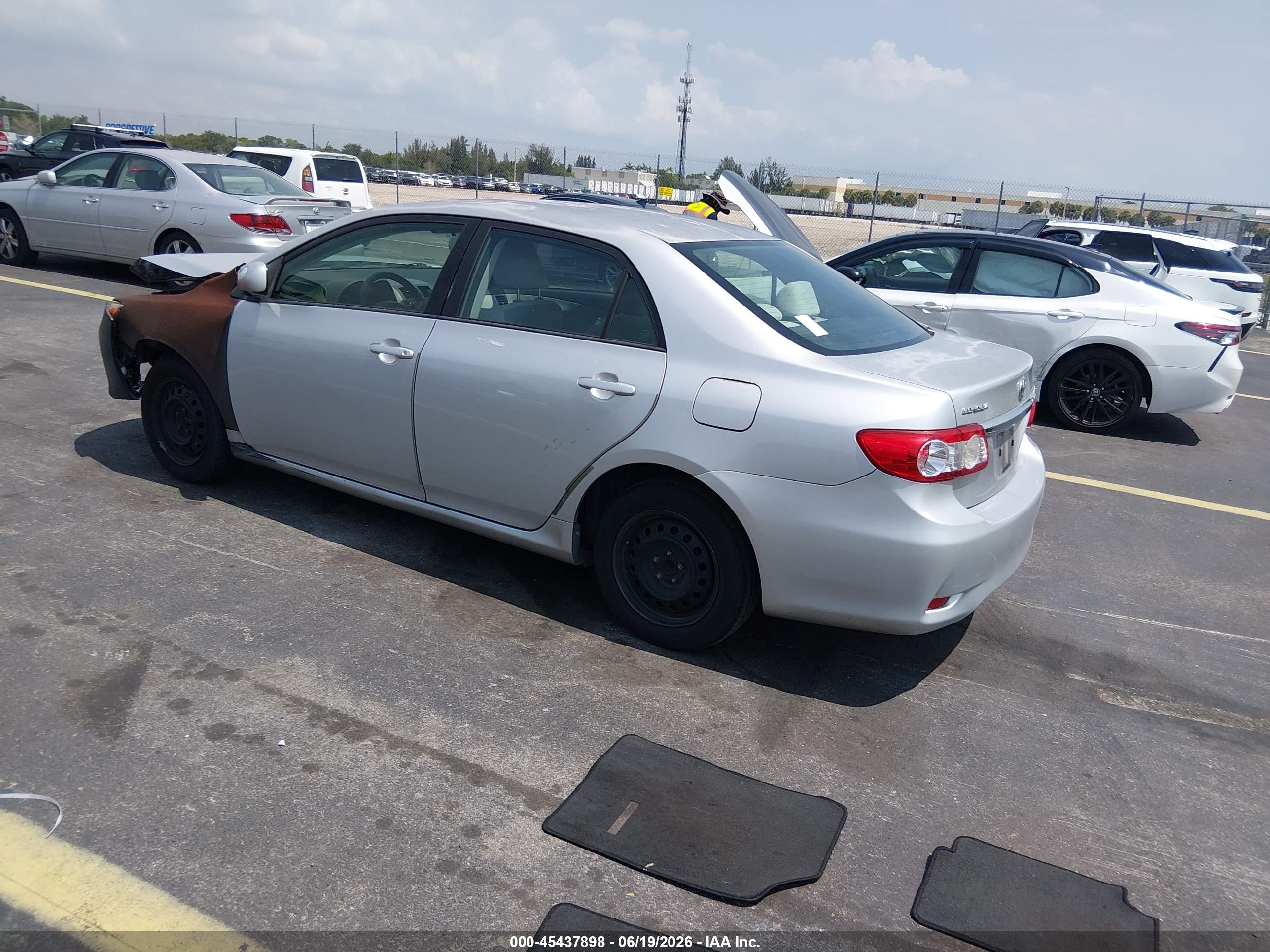 2011 Toyota Corolla Le Silver vin: JTDBU4EE9B9155735