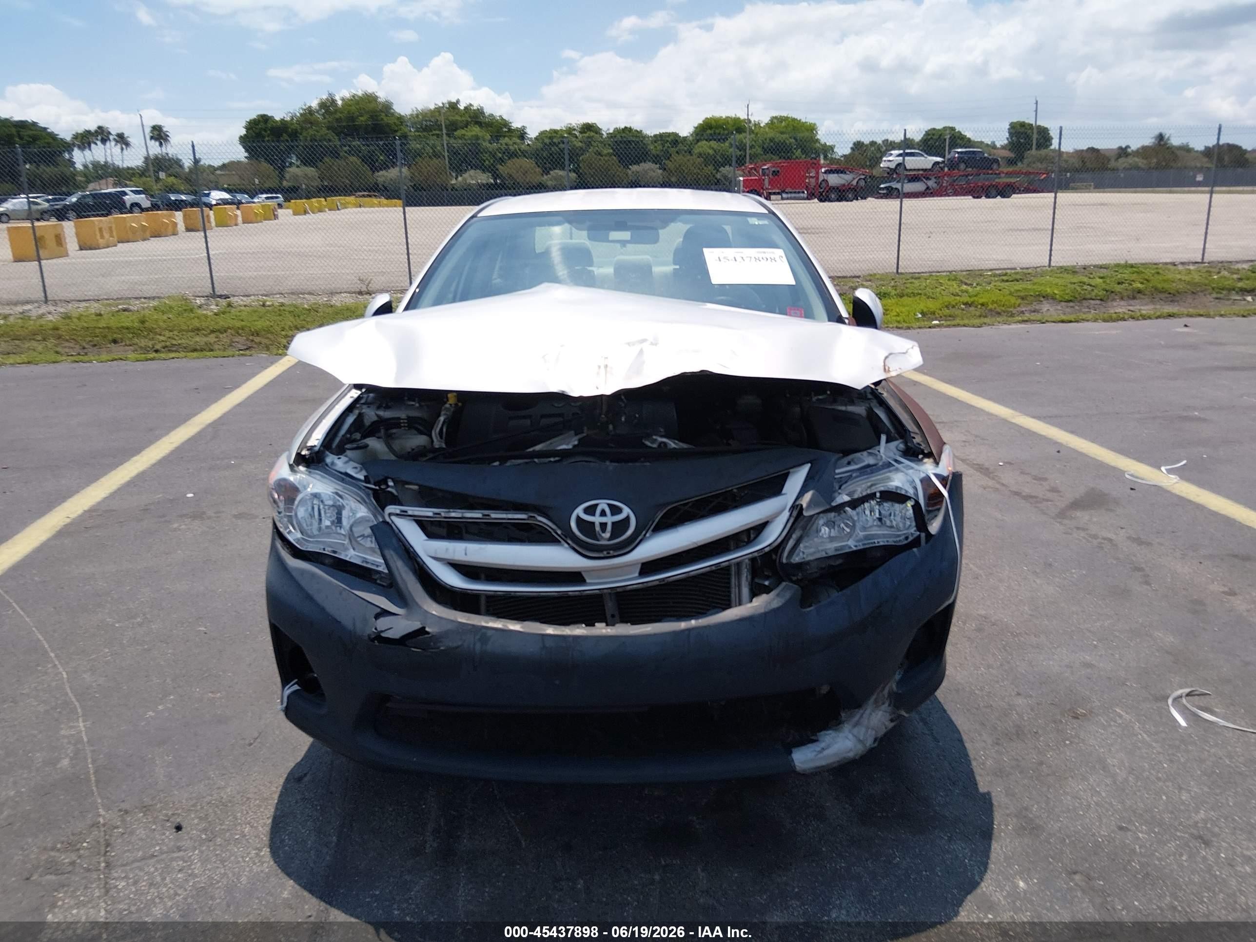 2011 Toyota Corolla Le Silver vin: JTDBU4EE9B9155735