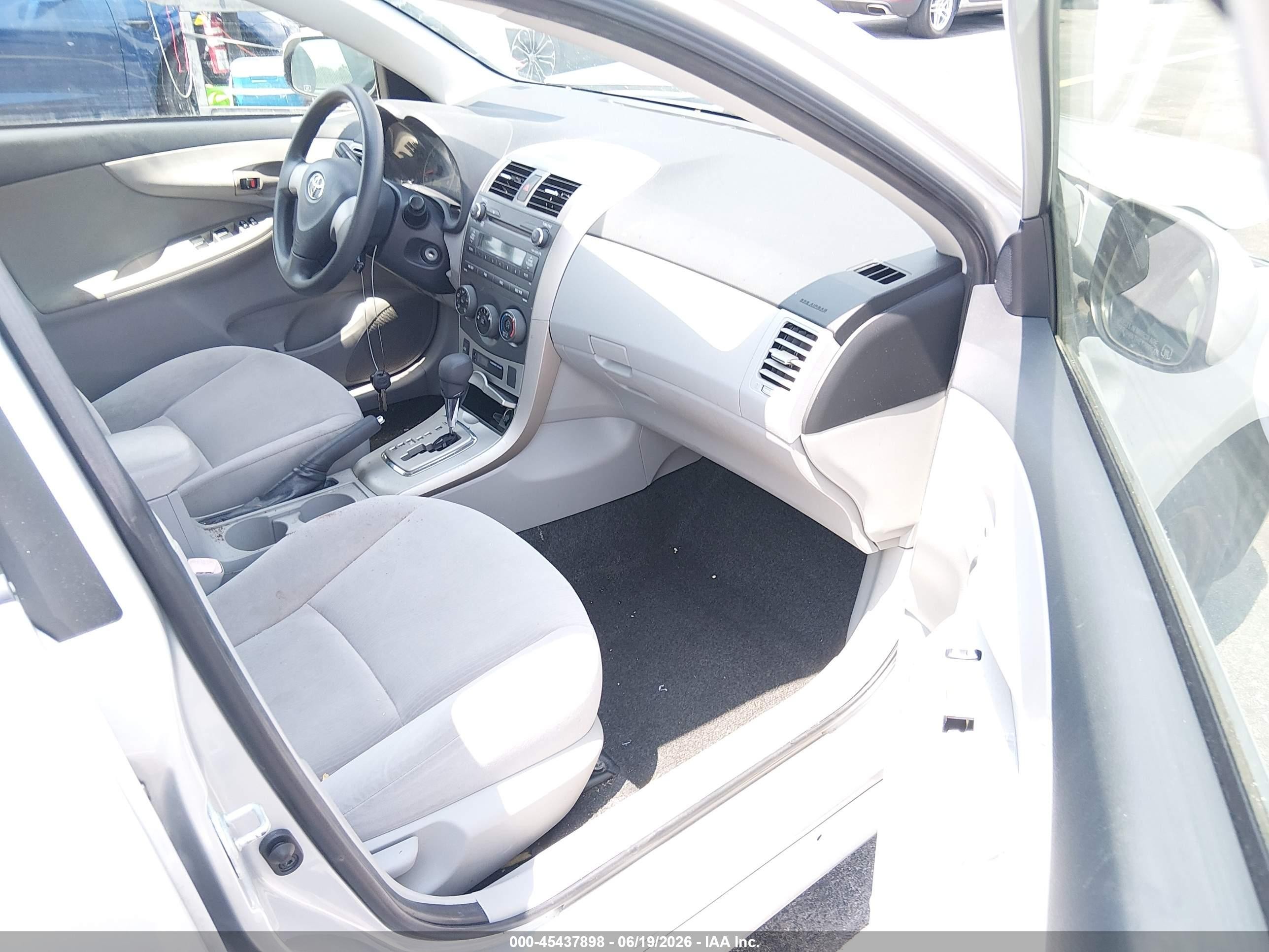 2011 Toyota Corolla Le Silver vin: JTDBU4EE9B9155735