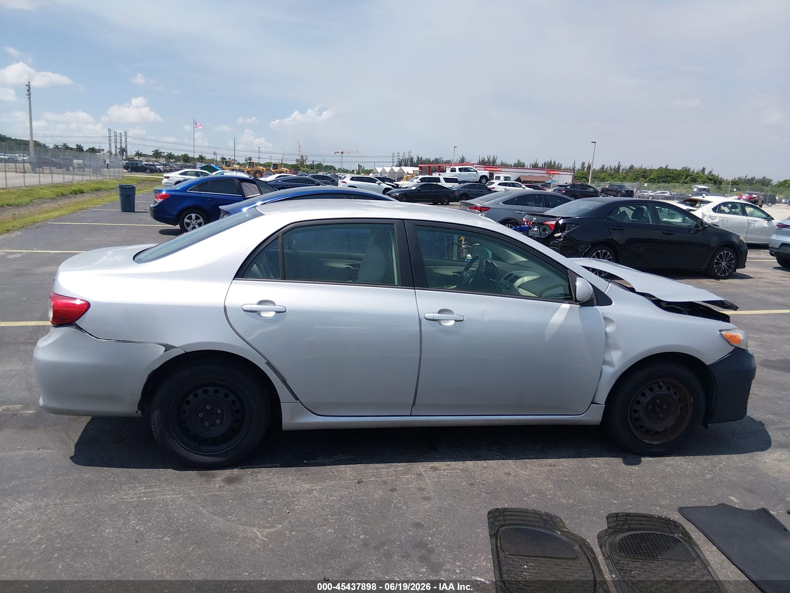 2011 Toyota Corolla Le Silver vin: JTDBU4EE9B9155735