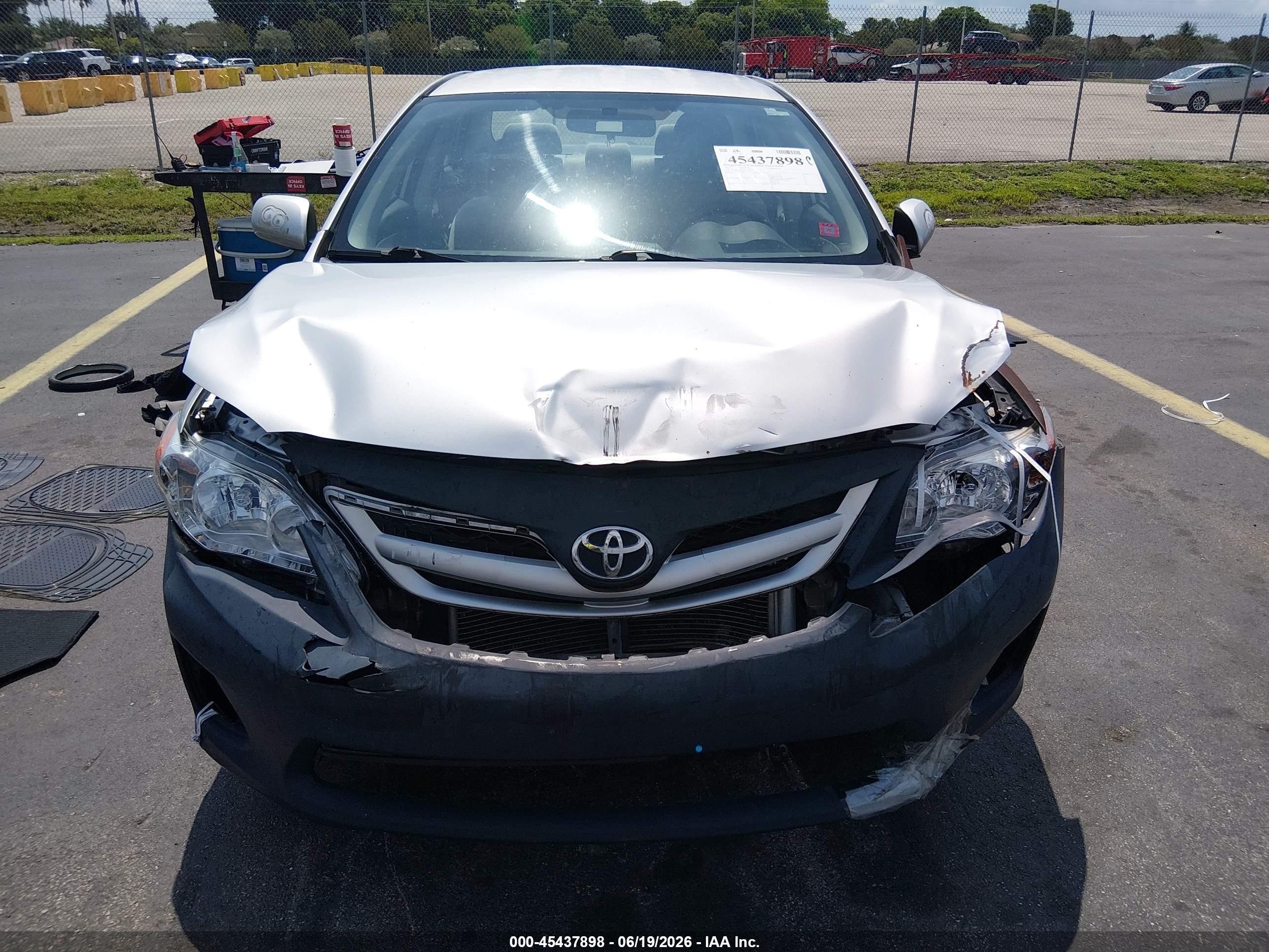 2011 Toyota Corolla Le Silver vin: JTDBU4EE9B9155735